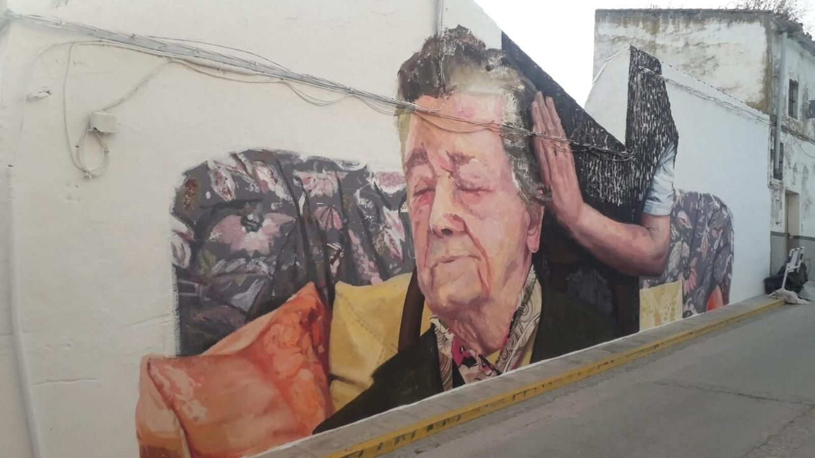 Desde un patio interior, mural de la ecijana Virginia Bersabé, con Luisa García como protagonista.