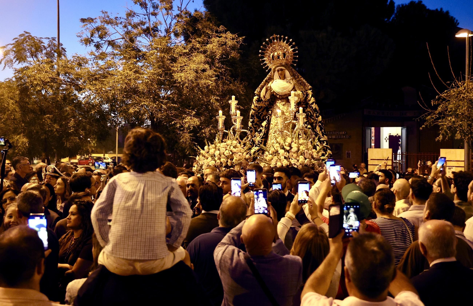 Regreso de la Esperanza de Triana a su paso por el Hospital Infantil del Virgen del Rocío