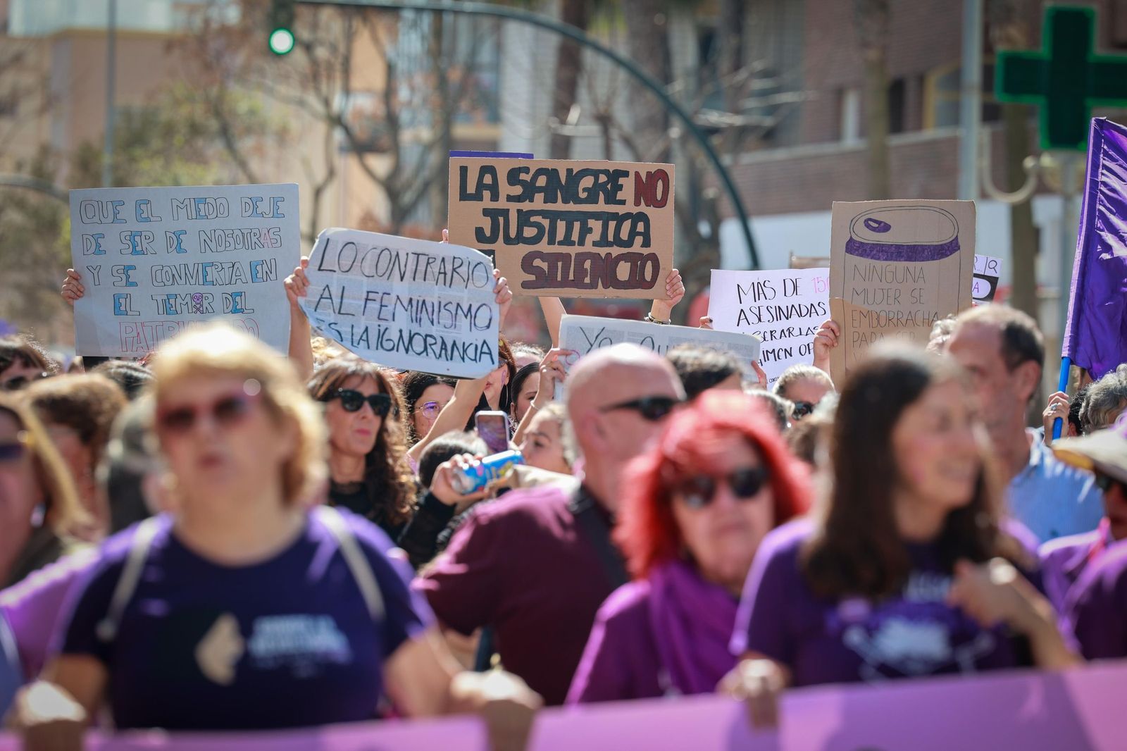 Manifestación por el 8-M en Cádiz recorre la avenida
