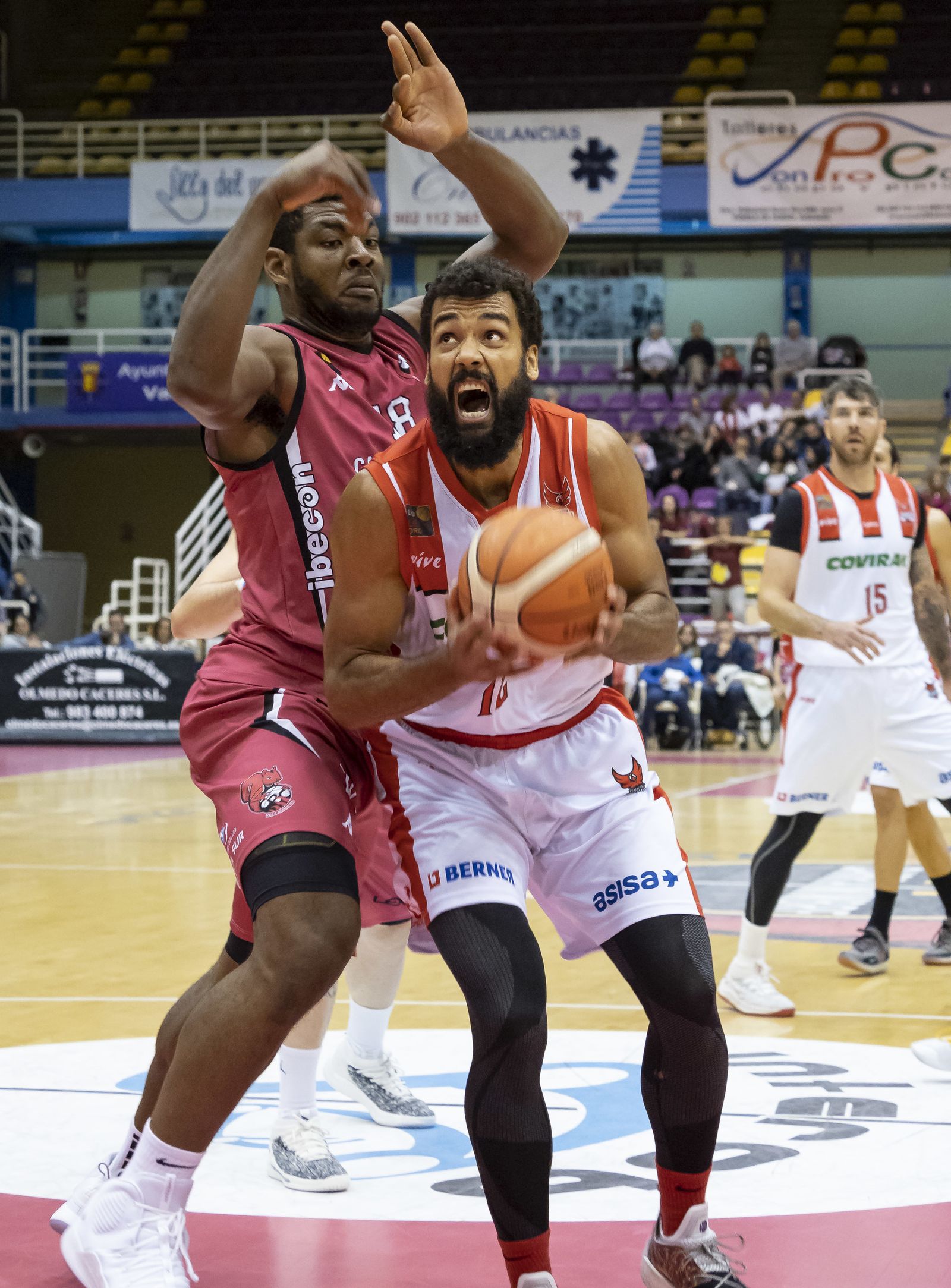 Devin Wright trata de buscar el aro ante Boubacar.