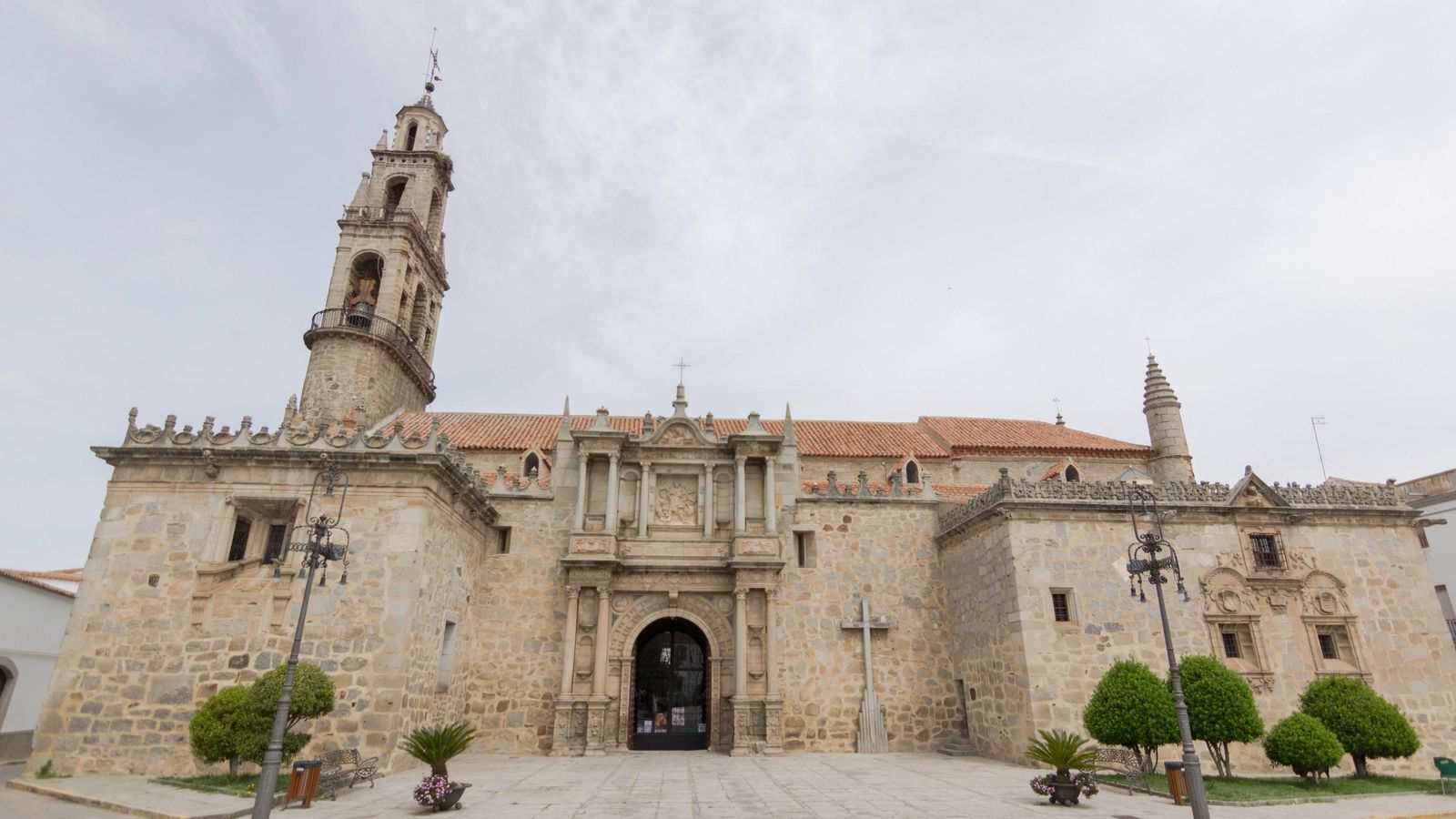 En la portada de la Iglesia de San Juan Bautista se mezcla el estilo renacentista con el plateresco