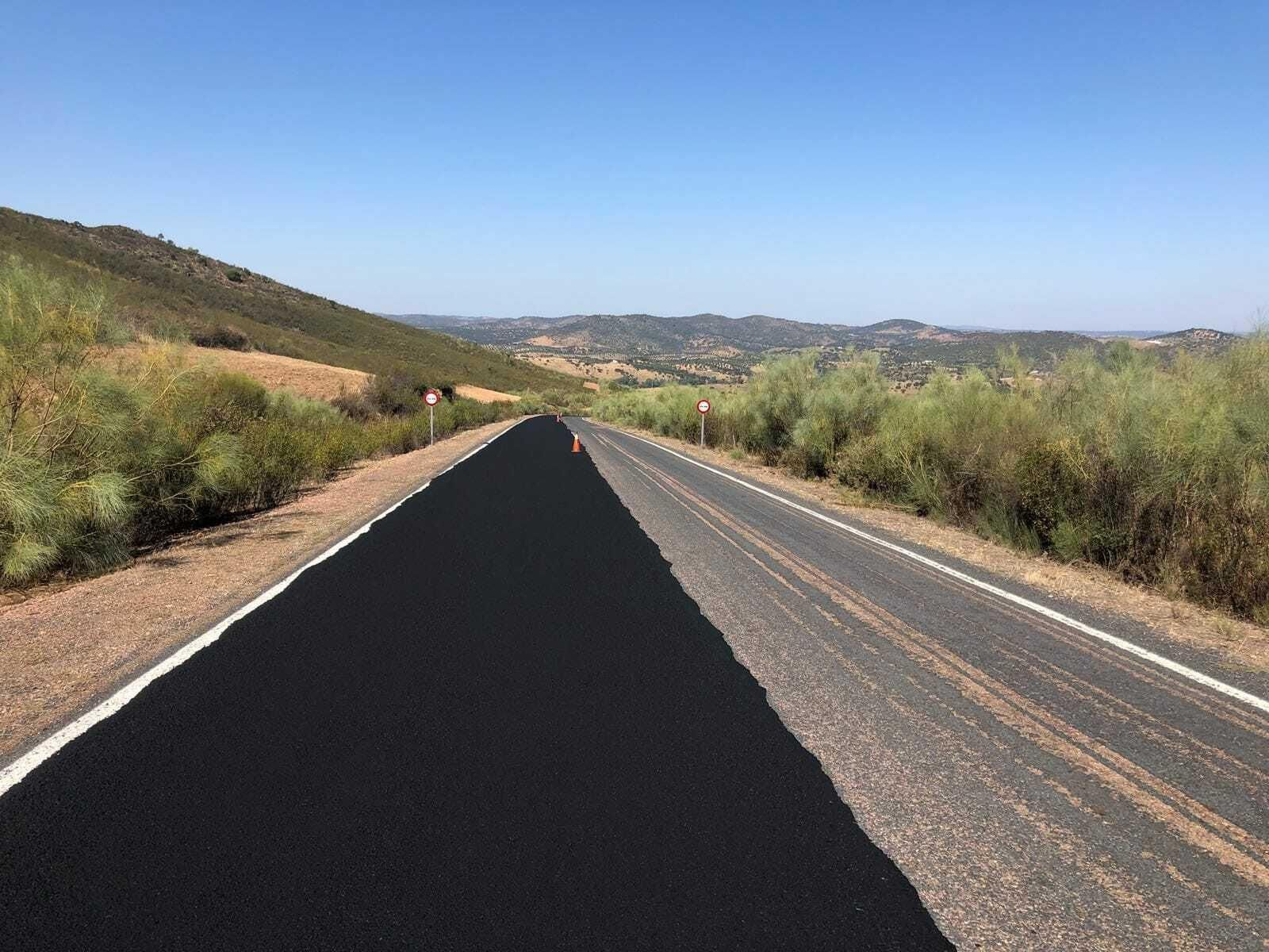 Extendido del microaglomerado en una de las vías serranas.