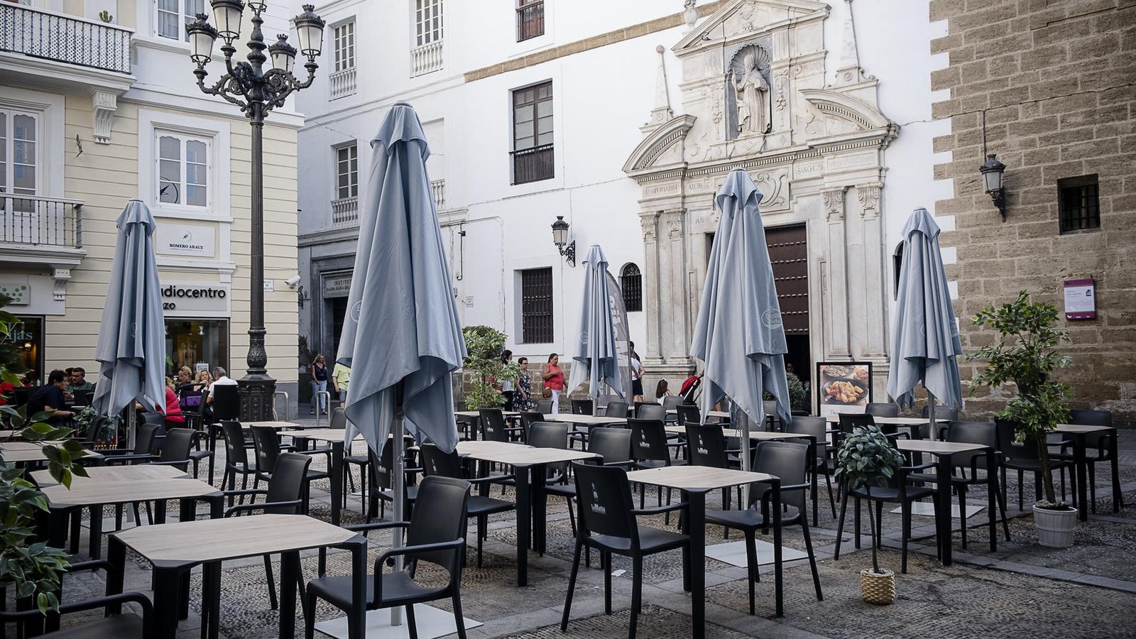 Imagen de archivo de una terraza en Cádiz.