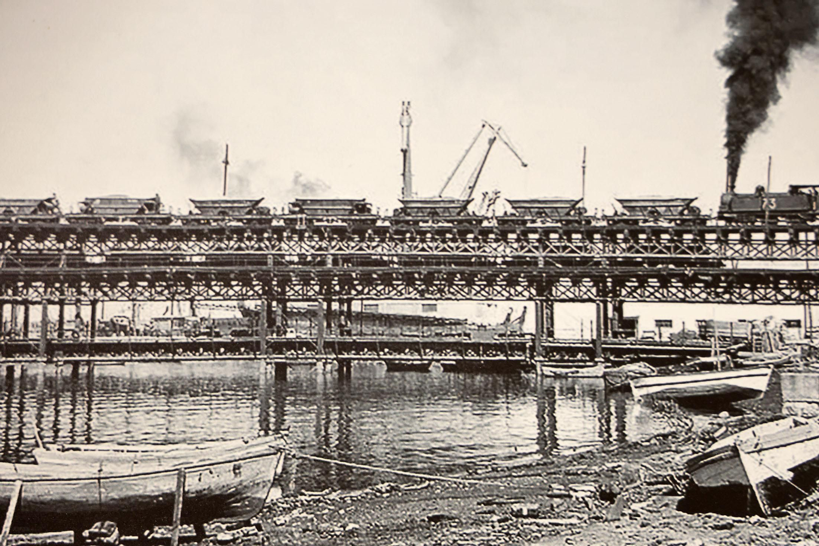 Imágenes de la exposición sobre la llegada del ferrocarril a Huelva, amigos del Río Tinto