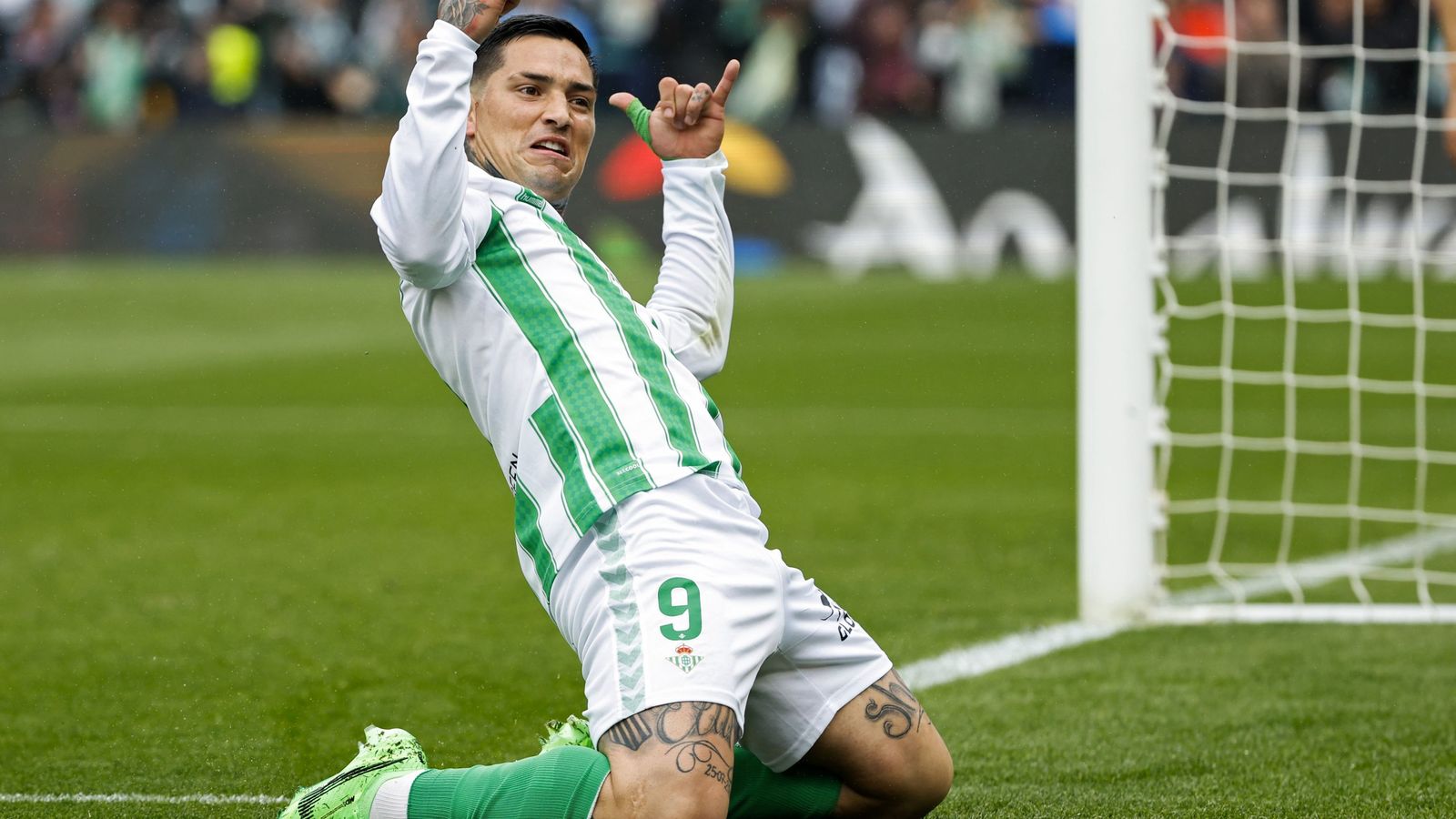 Chimy Ávila festeja su gol.