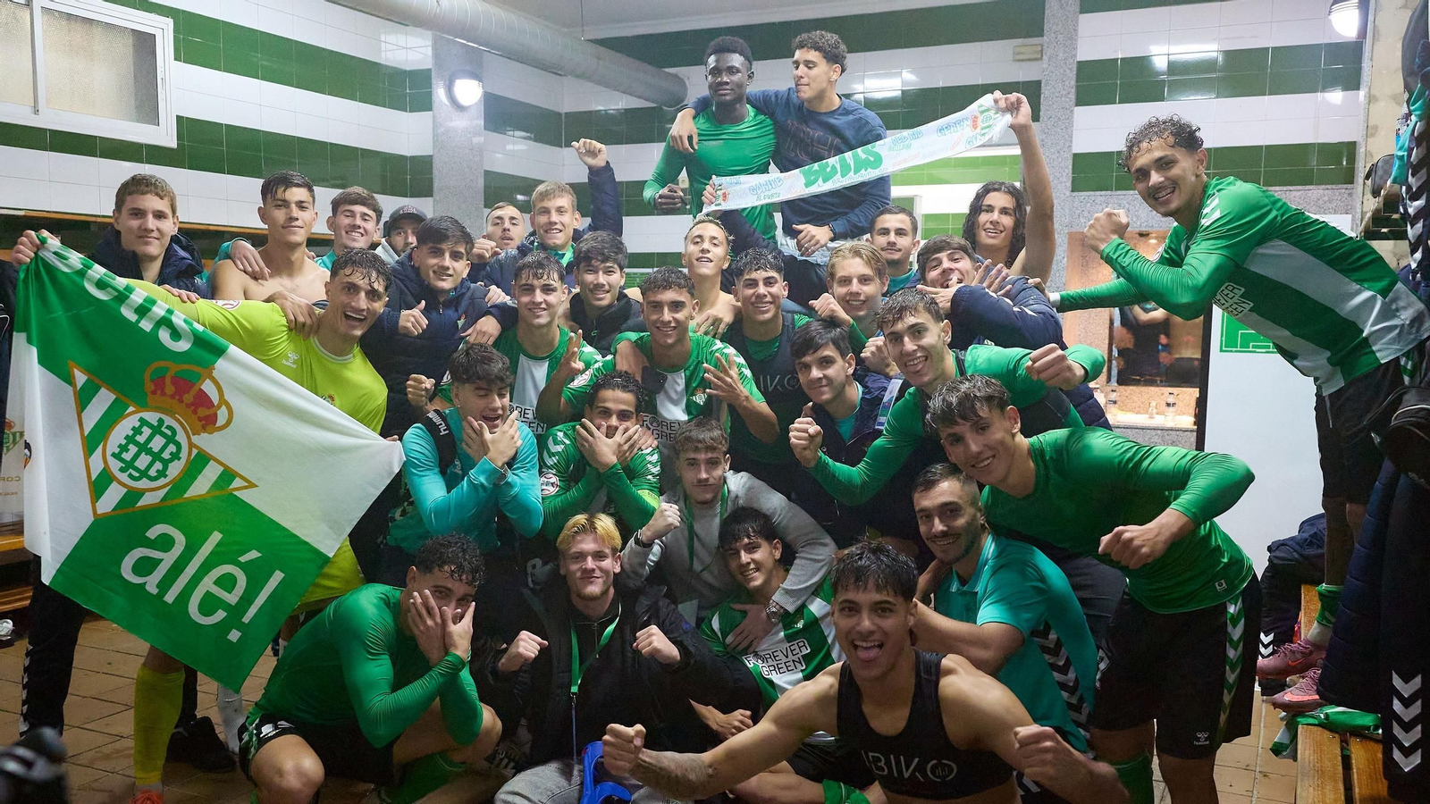 Los jugadores del Betis celebran su clasificación tras golear al Oporto.