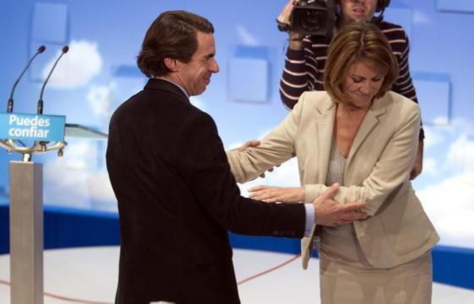 José María Aznar, ex presidente del Gobierno, junto a la secretaria general del Partido Popular, María Dolores de Cospedal.

Foto: Antonio Pizarro