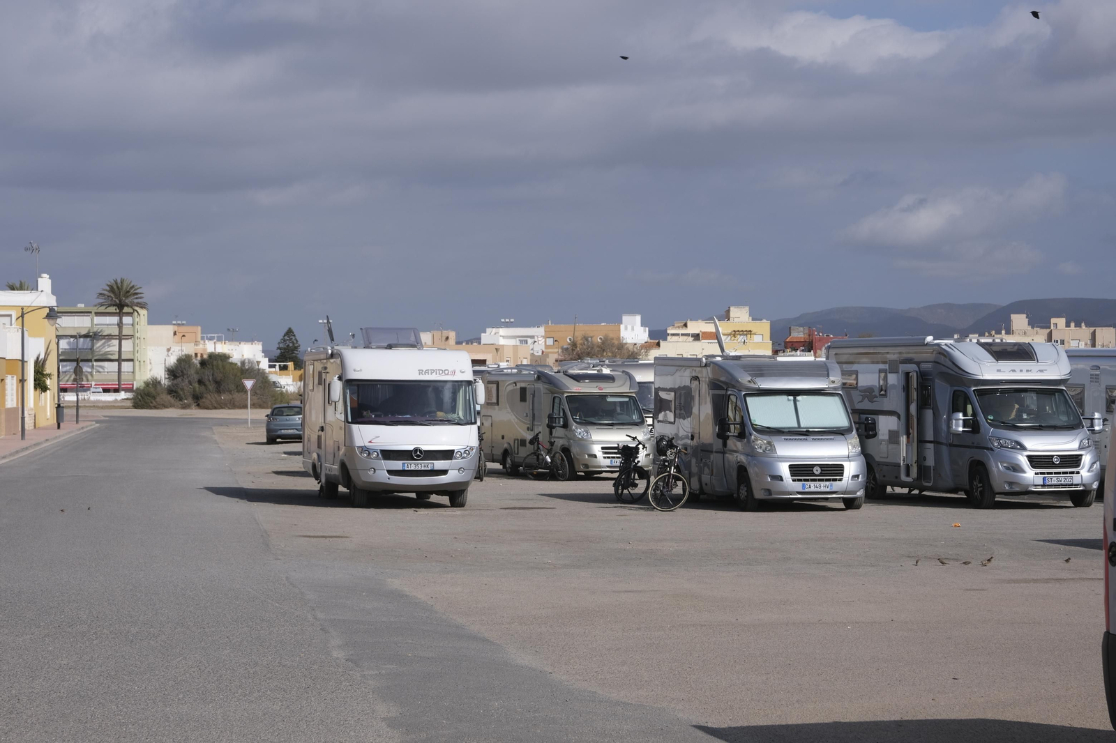 Imágenes de las autocaravanas estacionadas en Cabo de Gata.