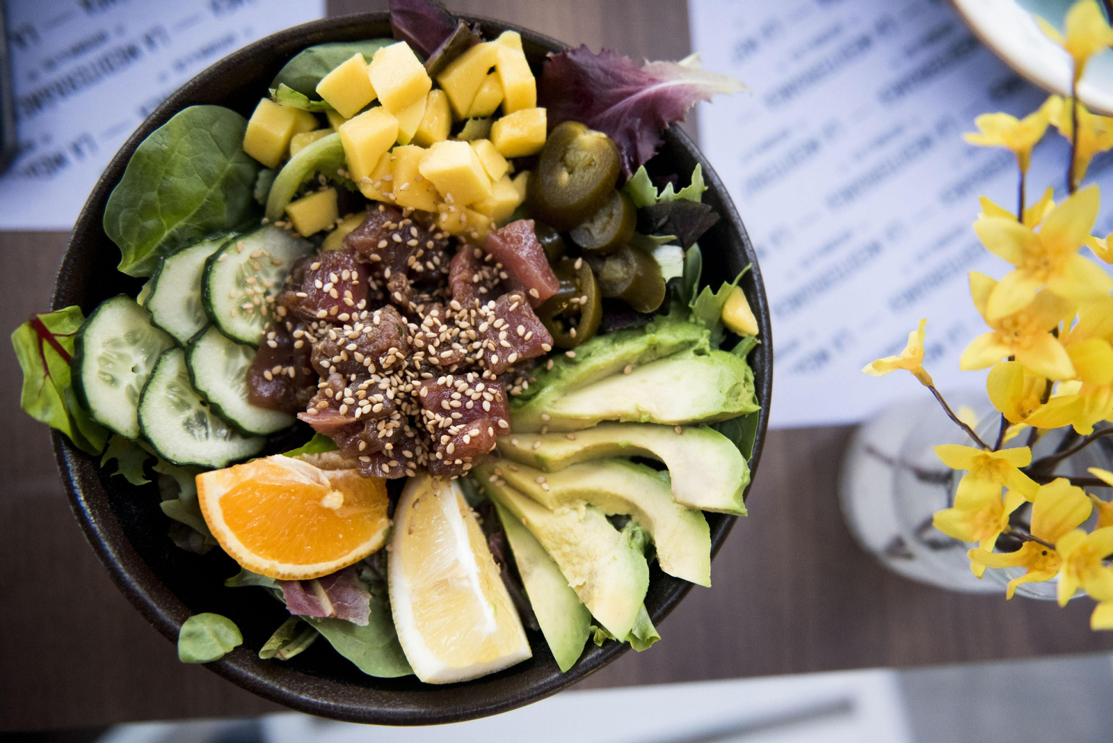 Poke bowl de atún con mango y pepino