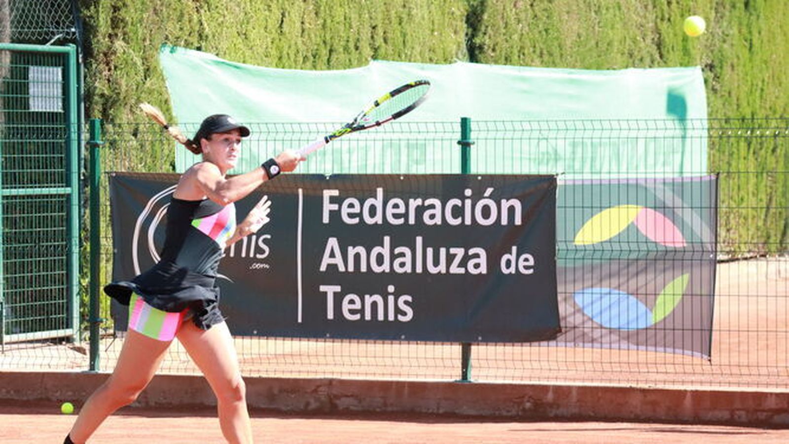 Andrea Lázaro golpea la pelota durante su partido de octavos.