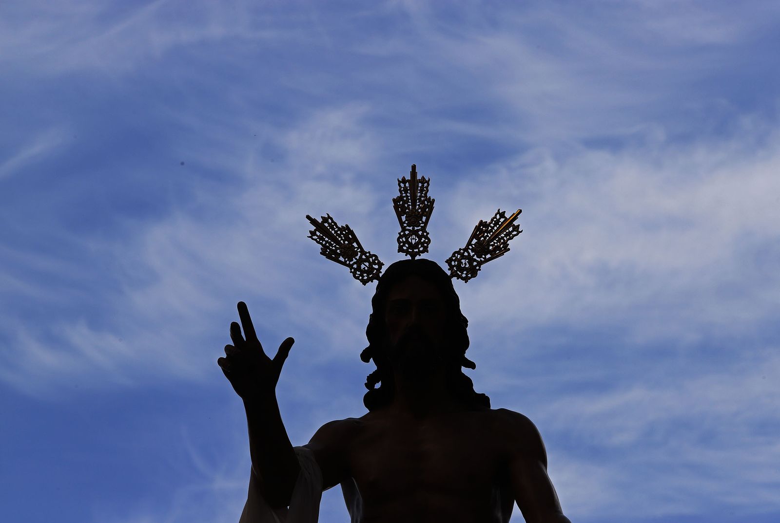 El Resucitado procesiona por el barrio de la Hispanidad de Huelva