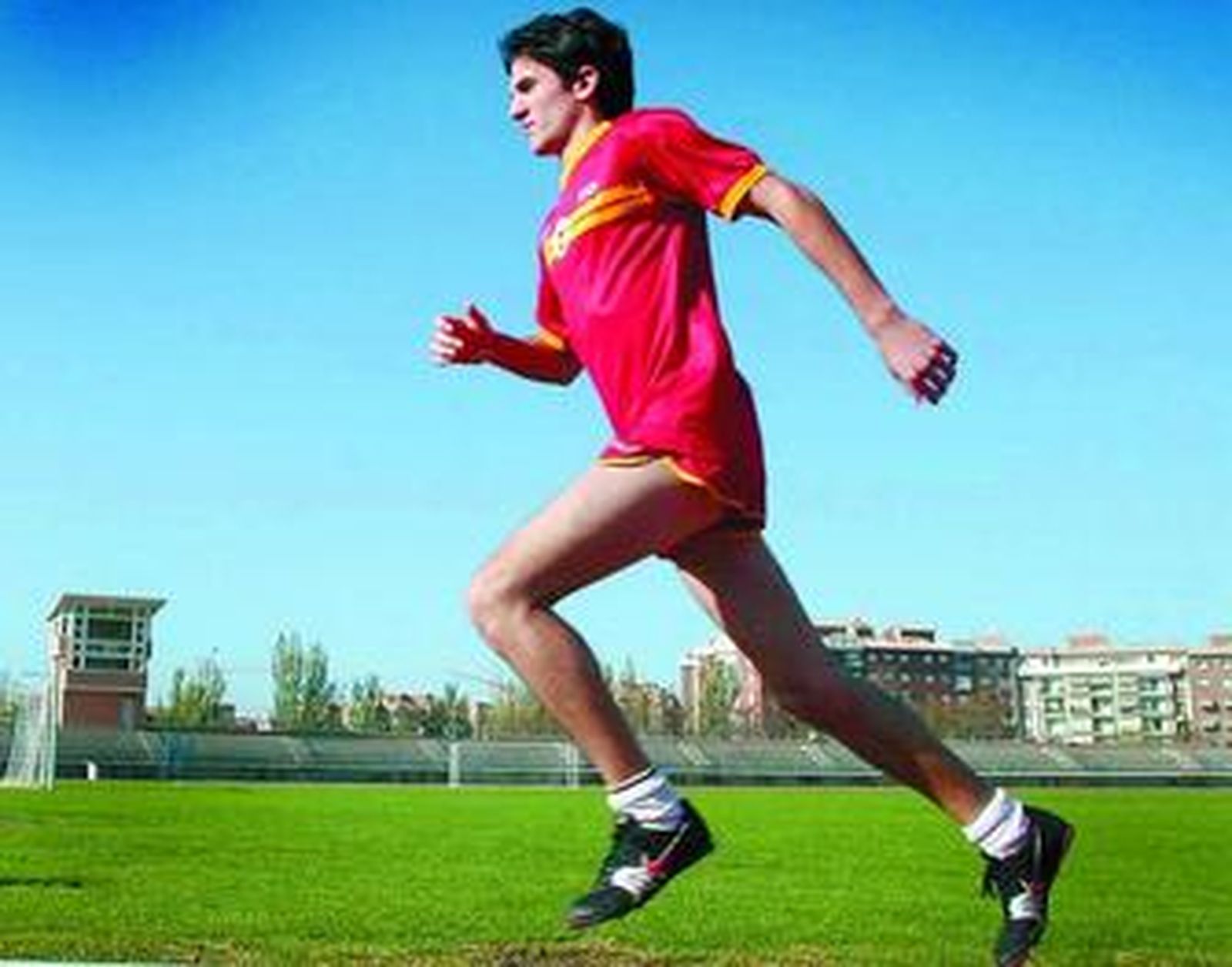 Javier Gálvez, en la pista del Núñez Blanca, donde durante dos años tuvo que entrar saltando la puerta por no tener carné.