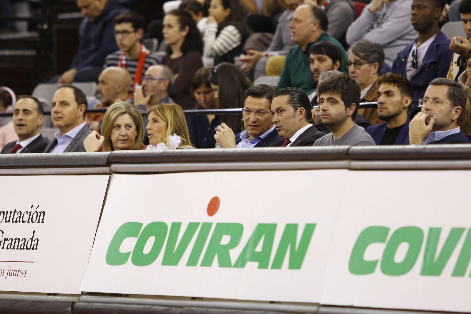 Óscar Fernández-Arenas charla con Luis Salvador durante un encuentro de la pasada temporada en el Palacio.