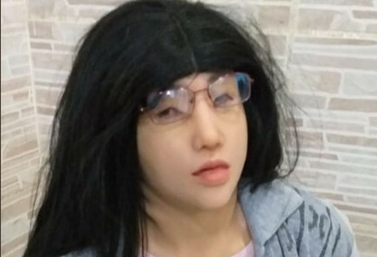 El narcotraficante, 'disfrazado' de su hija con una careta de latex.