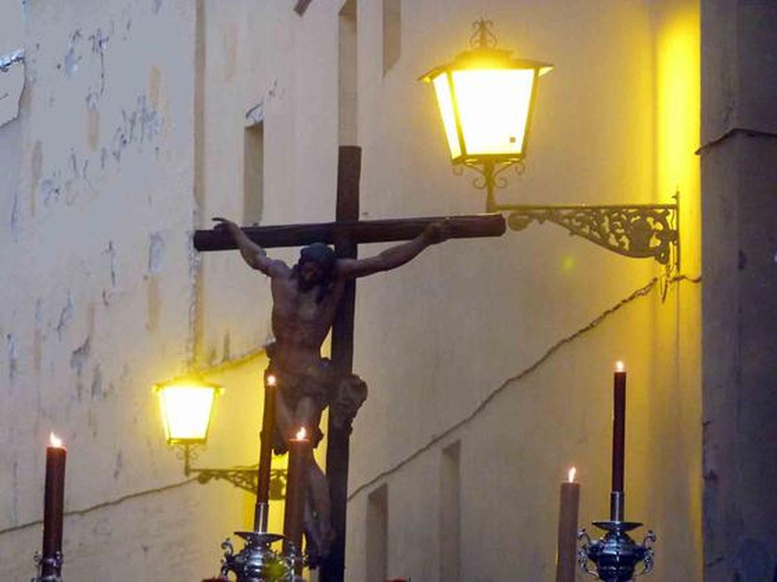 El Cristo del Perdón, crucificado más propio de Semana Santa que de los días de Gloria, sale del Monasterio de Nuestra Señora del Socorro.

Foto: Ruesga Bono
