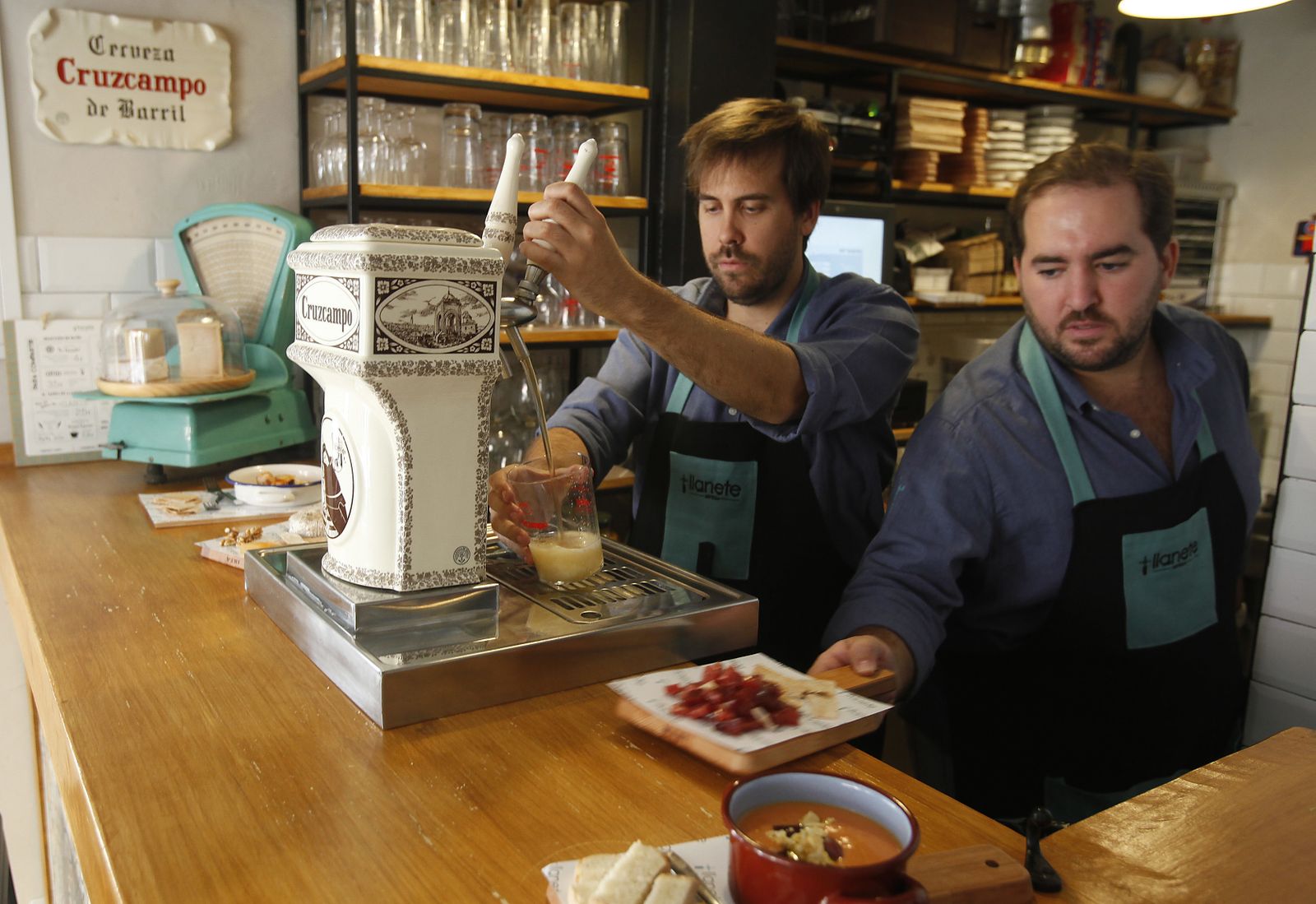 Curro del Río (izquierda) y Fernando Cabello (derecha) son los responsables de Llanete.