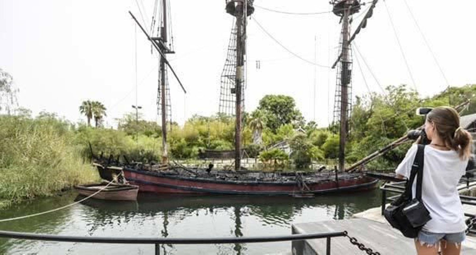 Un incendio destruye uno de los barcos pirata de Isla Mágica