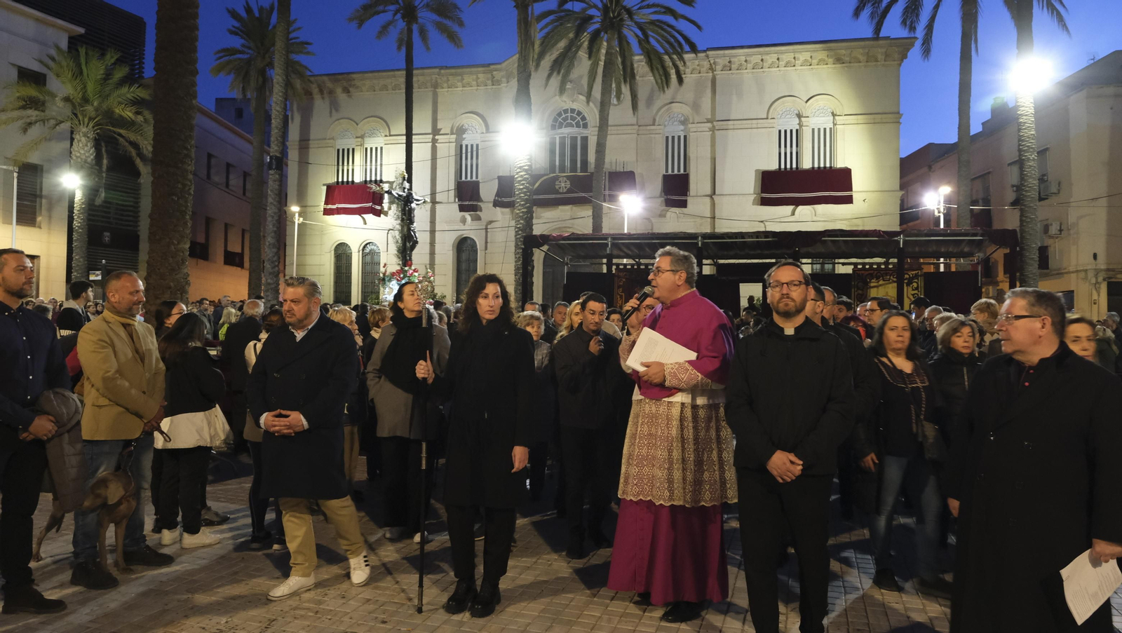 Procesión del Vía Crucis-Cristo de la Escucha en Almería, en imágenes
