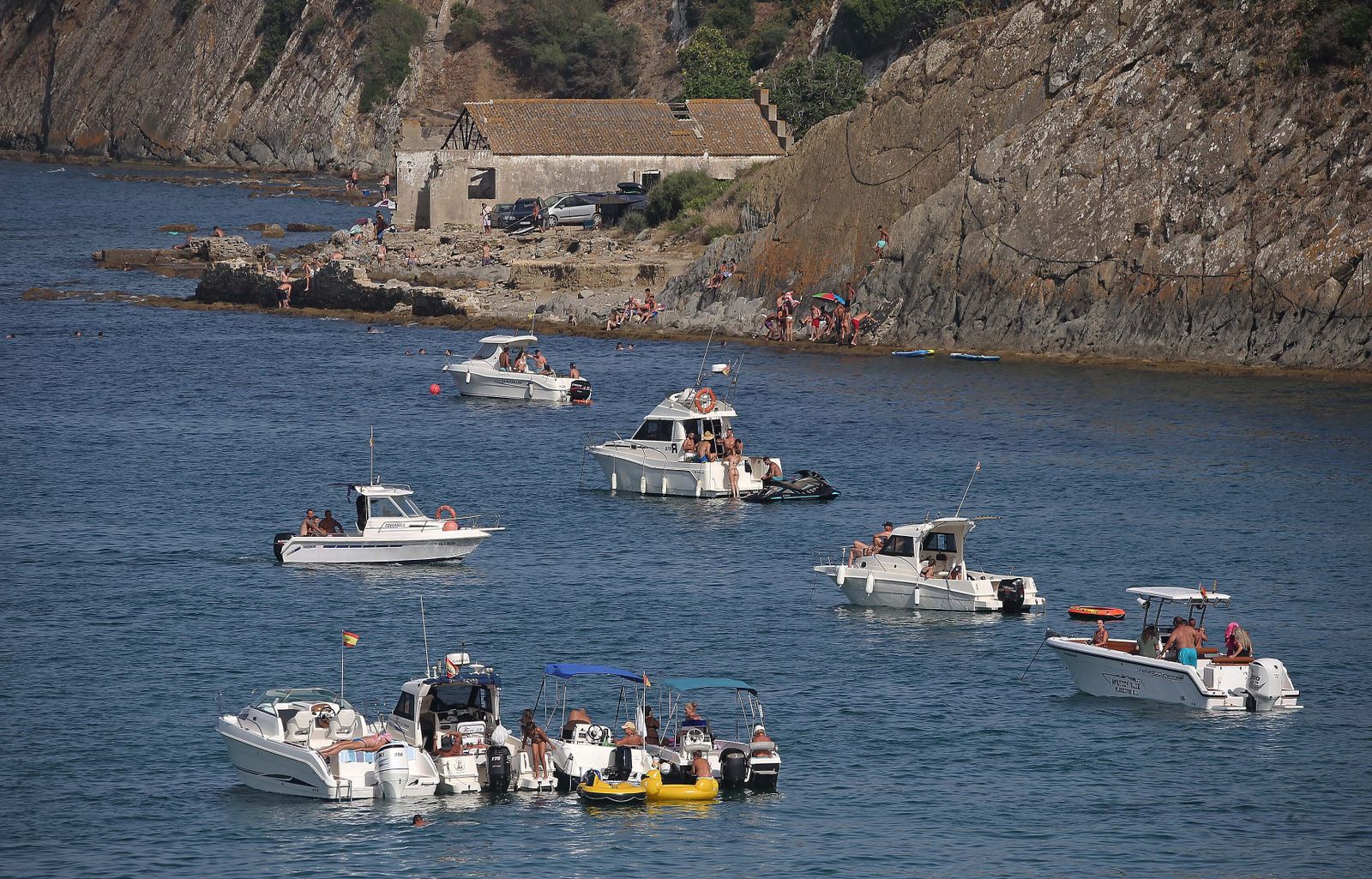 La playa de Getares abarrotada este domingo, en imágenes