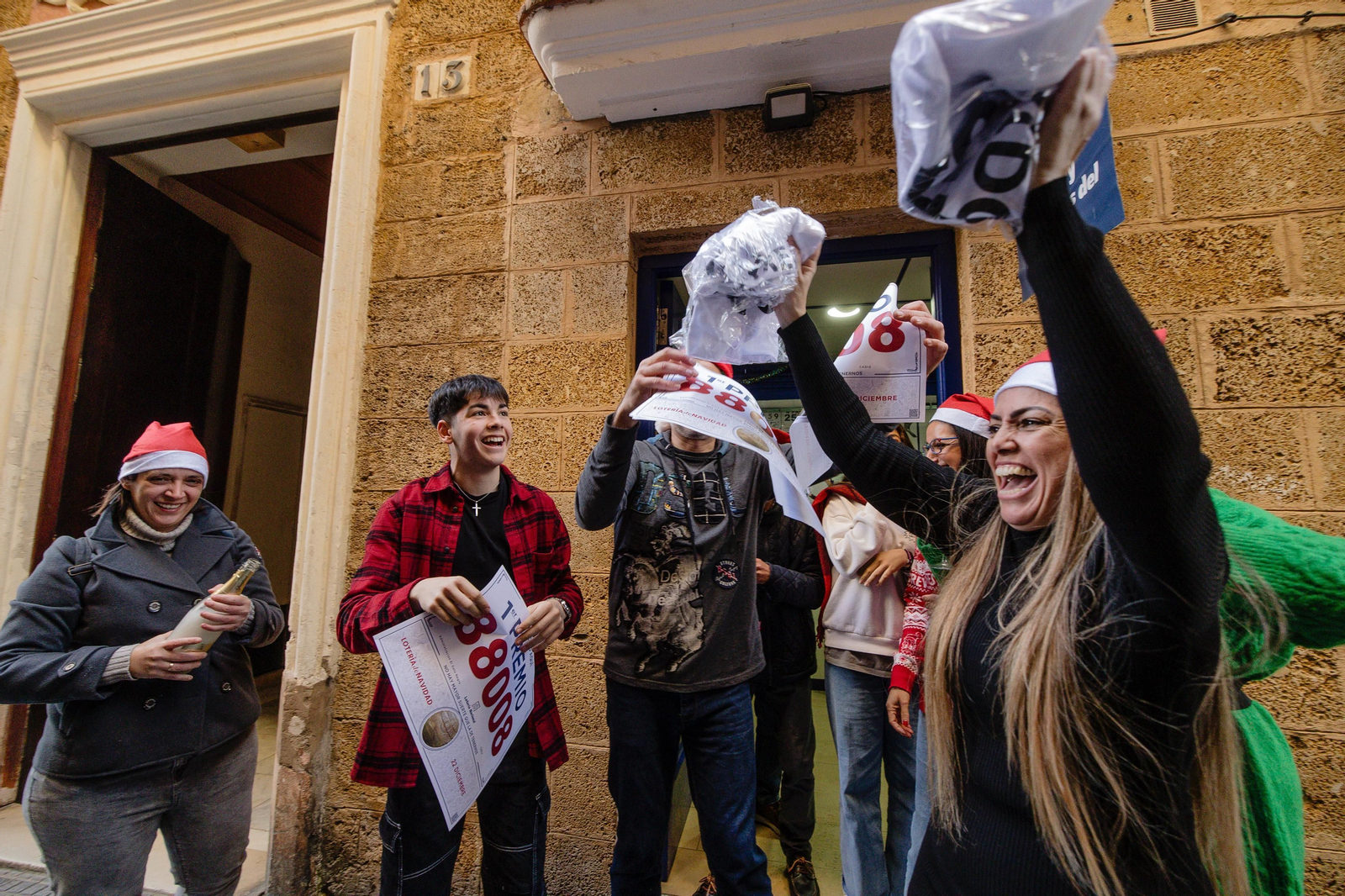 Lotería de Navidad 2023: Las imágenes de la celebración del Gordo en Cádiz