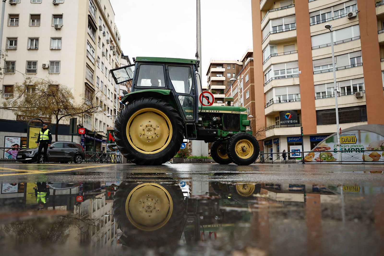 Las mejores imágenes de la tractorada que ha paralizado Granada bajo la lluvia