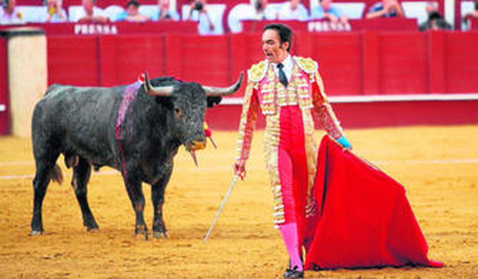 El diestro Manuel Jesús 'El Cid' se va de la cara del toro en un momento de su actuación ayer en La Malagueta.