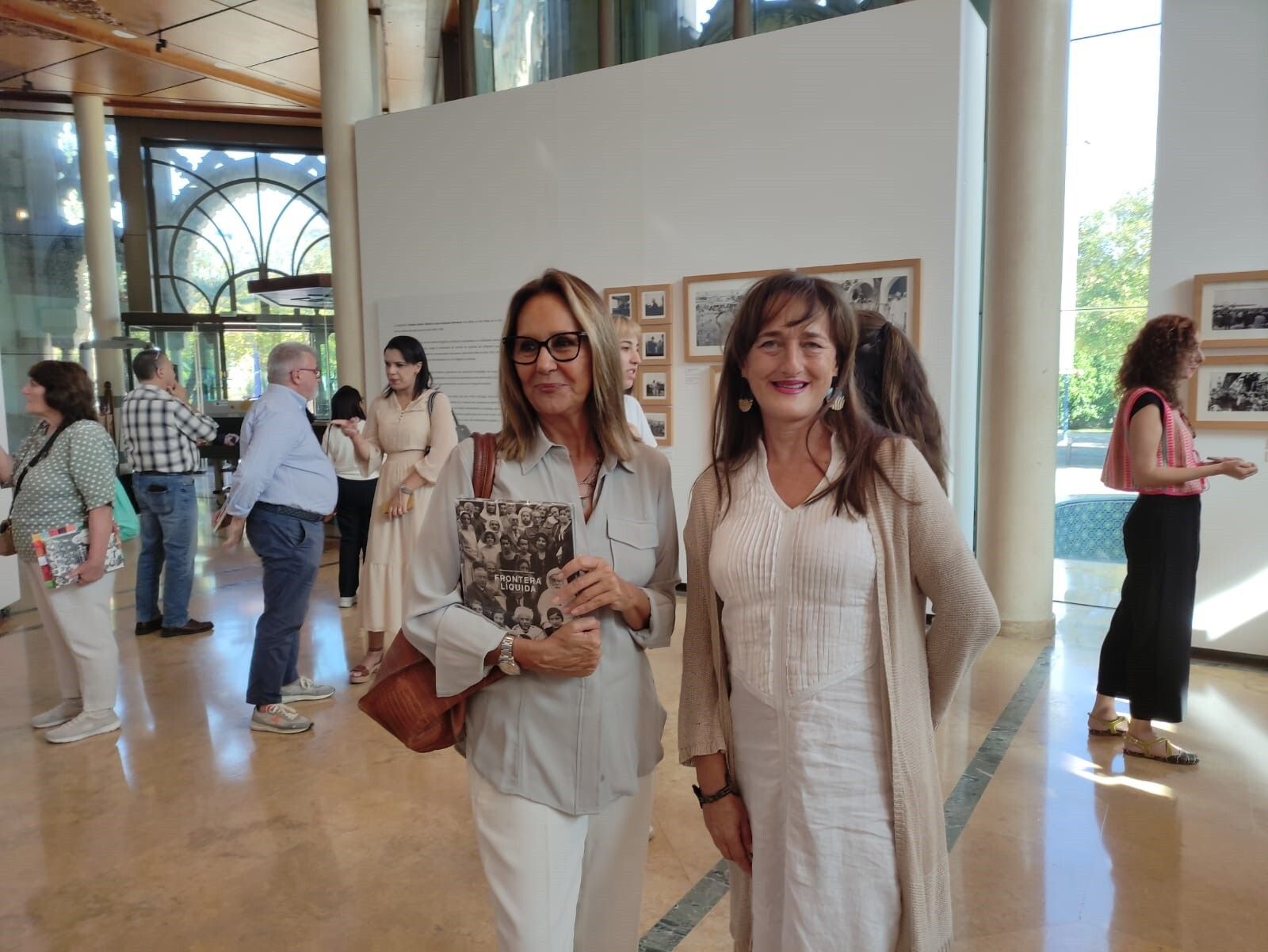 María Dueñas, con Lola López Enamorado, en el Pabellón de Marruecos.