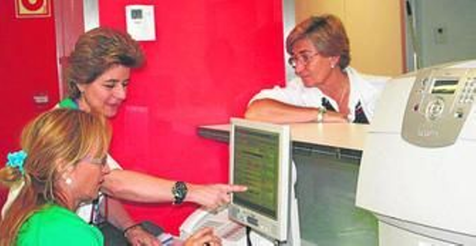 Enfermeras del Clínico trabajan tanto en casos del hospital como los remitidos por los centros de salud.