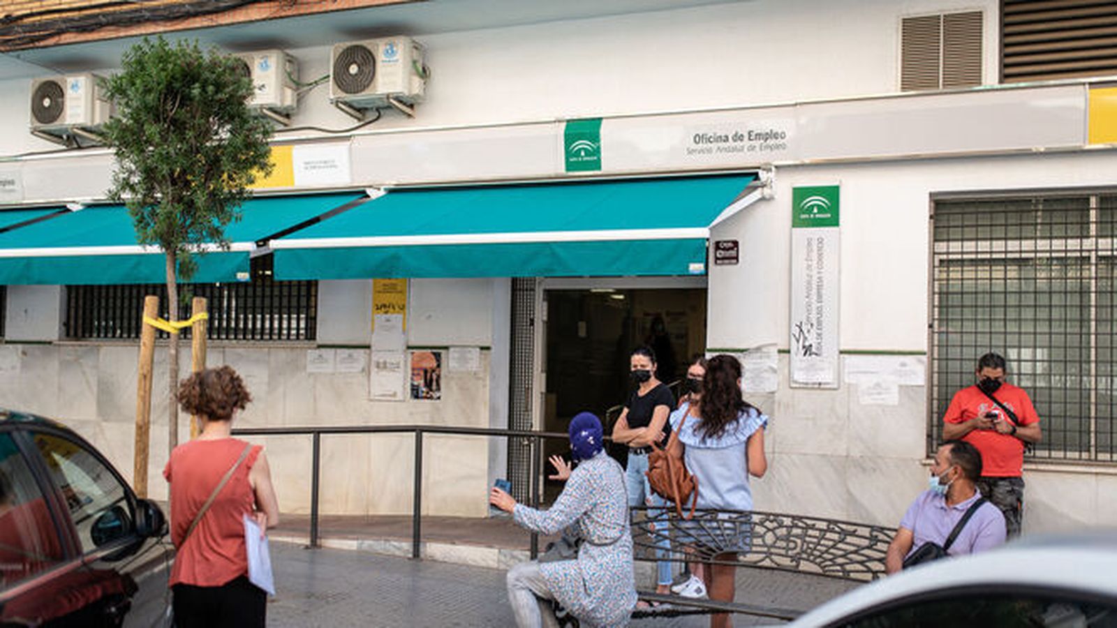 Un grupo de personas esperan en la oficina de empleo