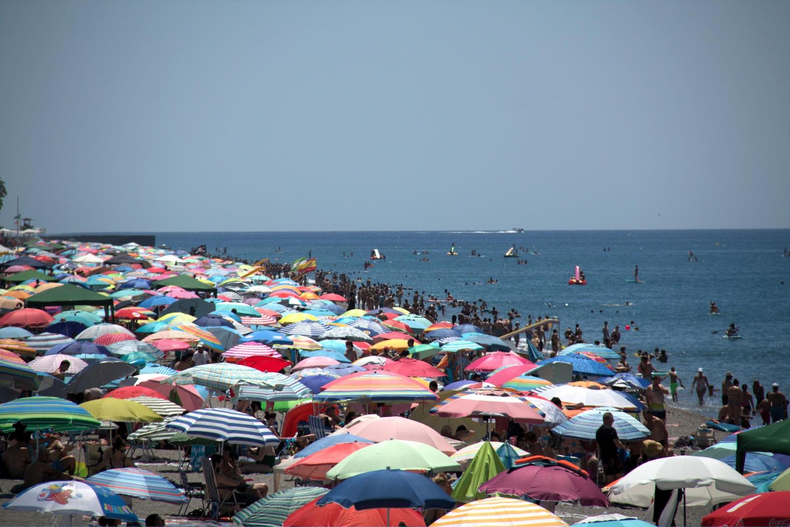 Fotos: así de llenas estaba las playas de Granada este primer fin de semana de agosto
