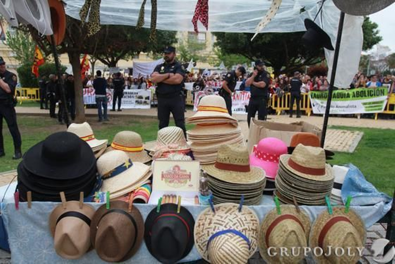 Un puesto de sombreros, durante la manifestación antitaurina..

Foto: Jose Contreras