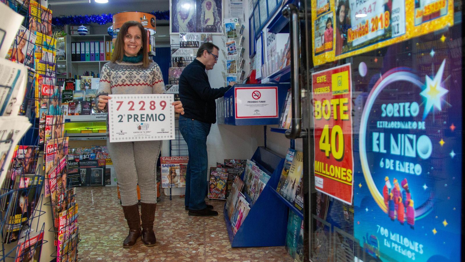 Teresa muestra orgullosa el cartel del 2º premio