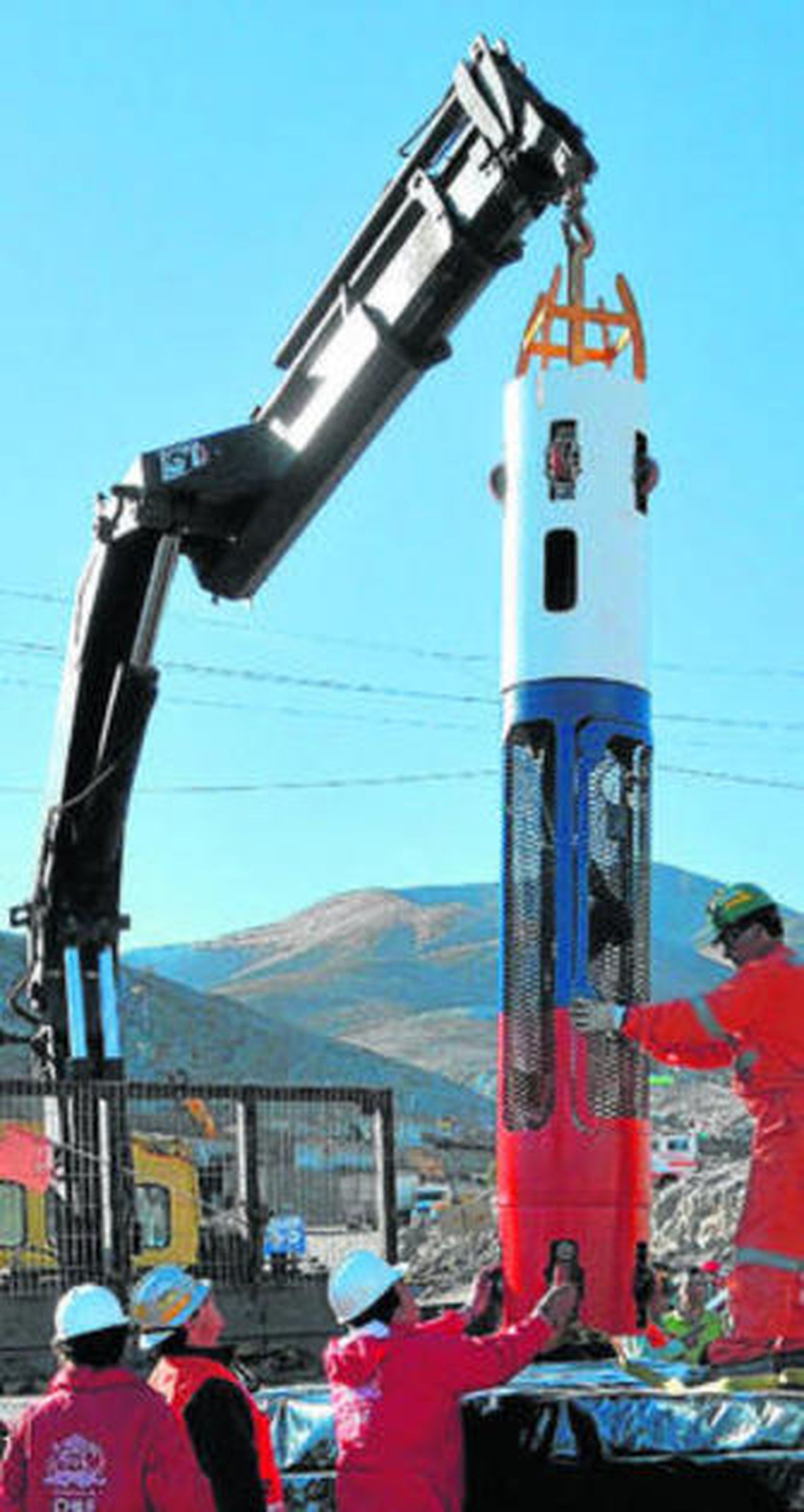 Trabajadores desplazan la cápsula para el rescate.