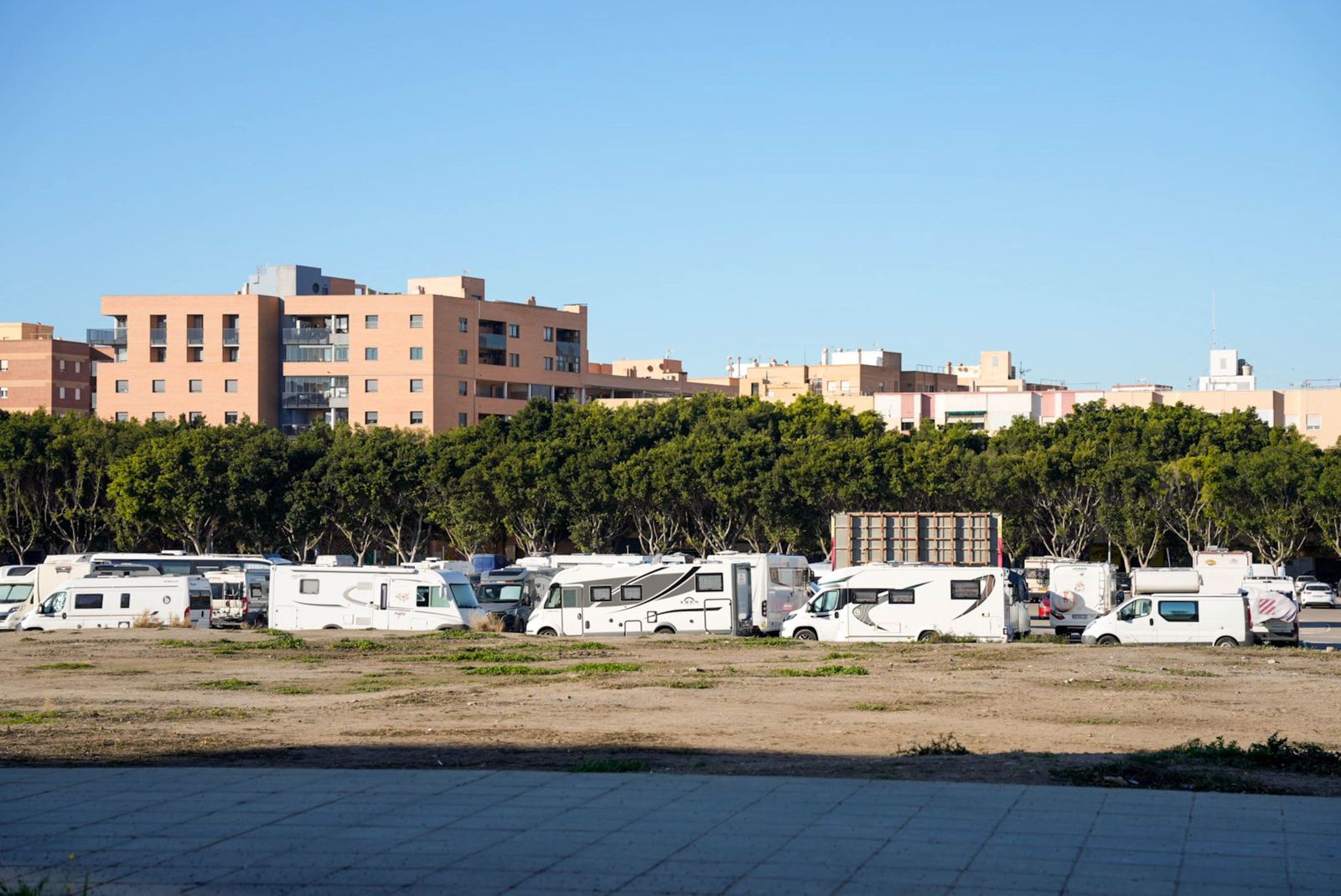 Autocaravanas forman un "barrio" junto al Auditorio Maestro Padilla.