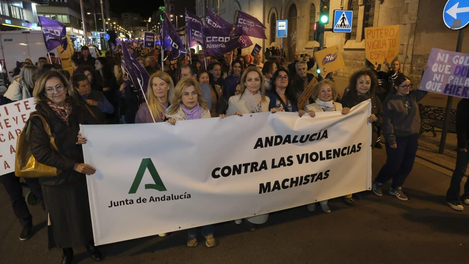 Manifestación que recorre el centro de la capital almeriense con motivo del 25 N