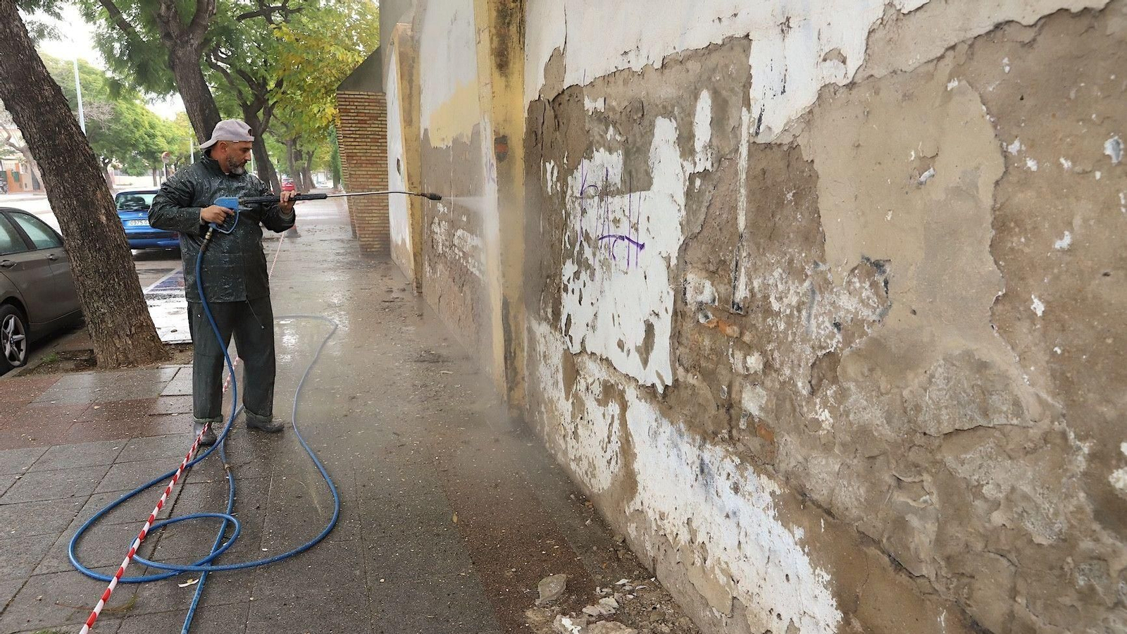 Trabajos en el muro del campo de fúbol Pedro Garrido.