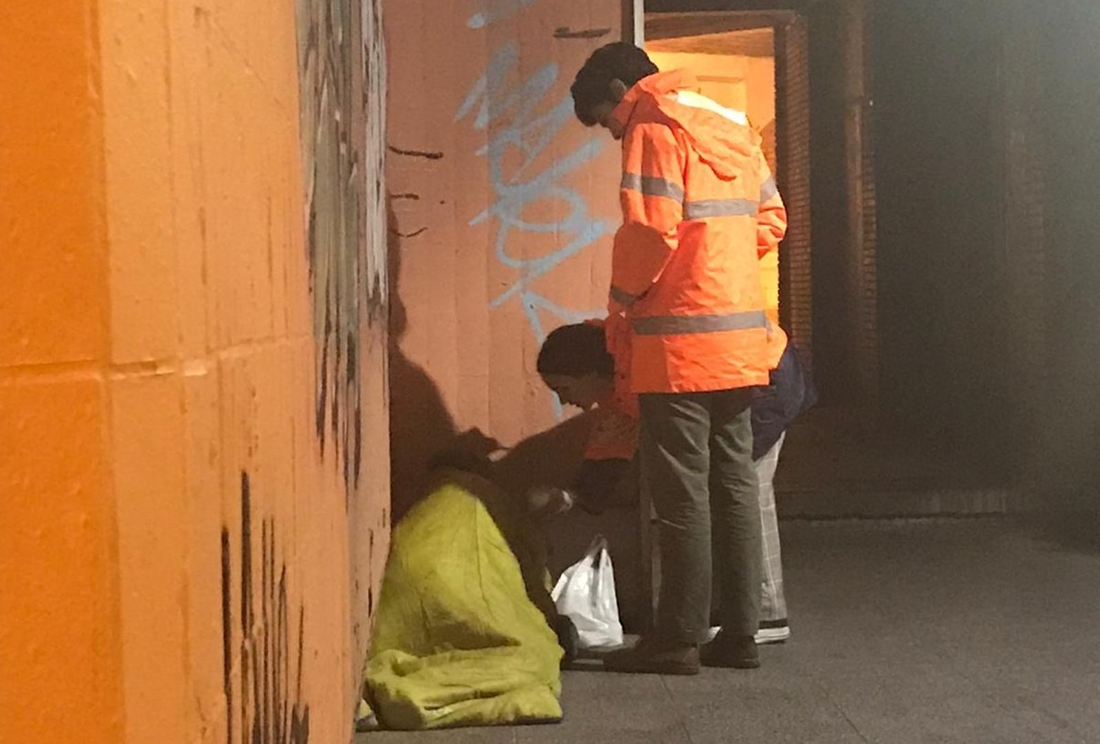 Personal de Cáritas atiende a una persona que vive en la calle.