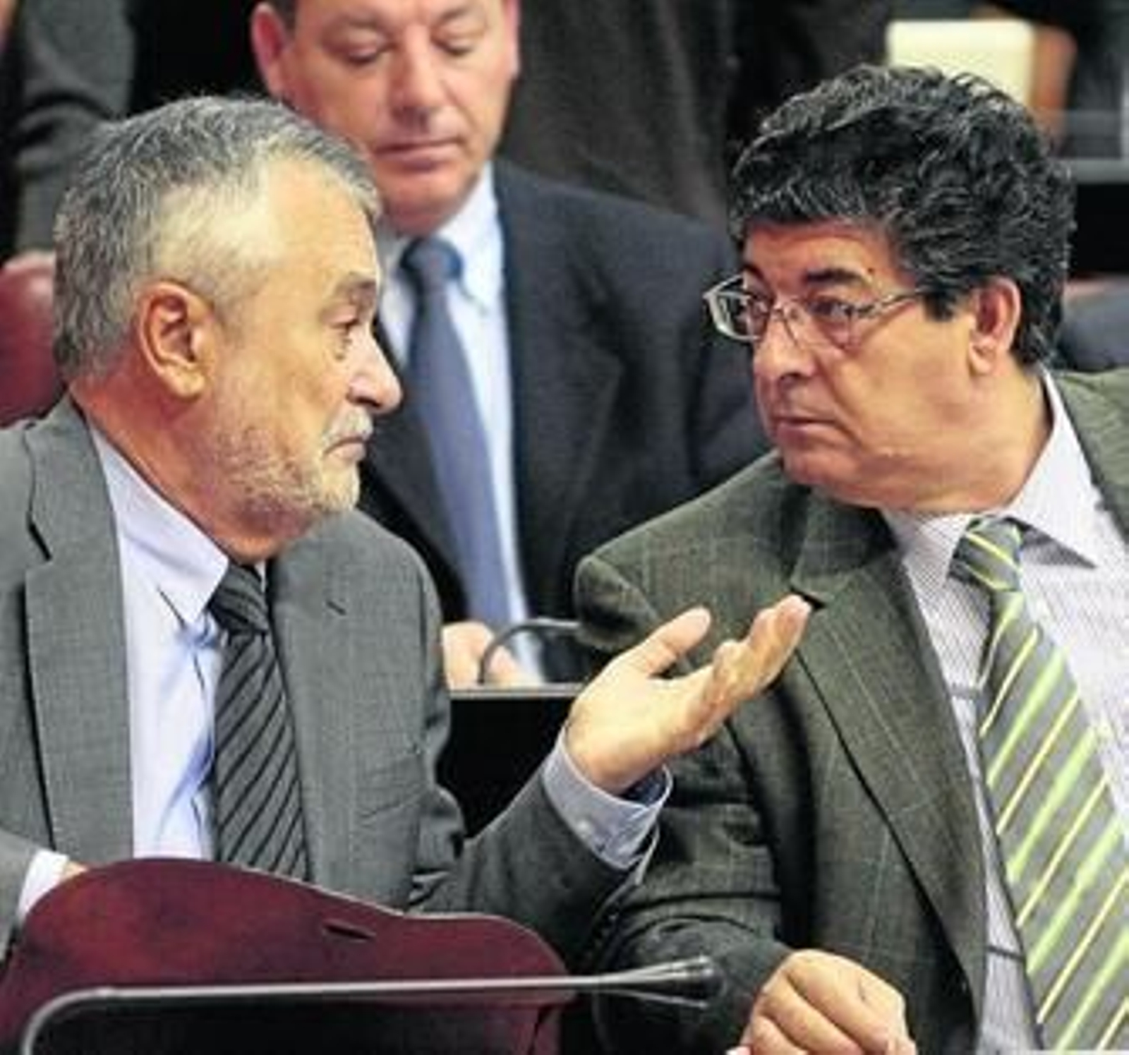 José Antonio Griñán y Diego Valderas, en un Pleno del Parlamento.