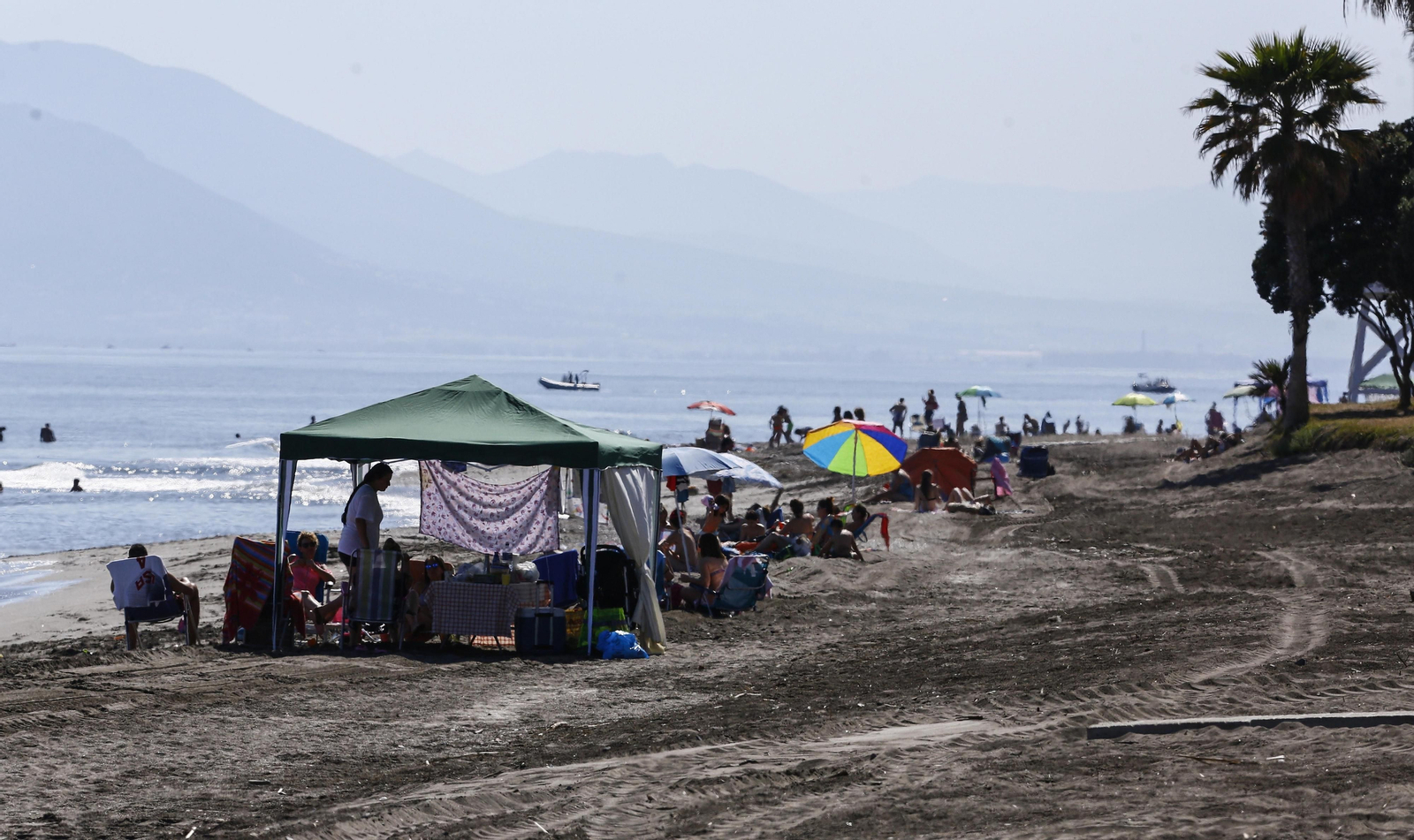 Fotos de las playas de Rincón de la Victoria: bandera verde a los bañistas