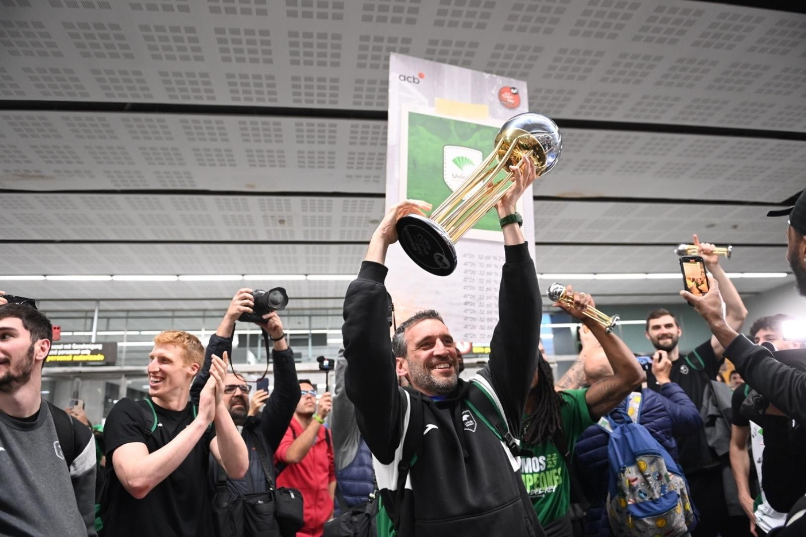 Júbilo en la llegada del Unicaja al aeropuerto