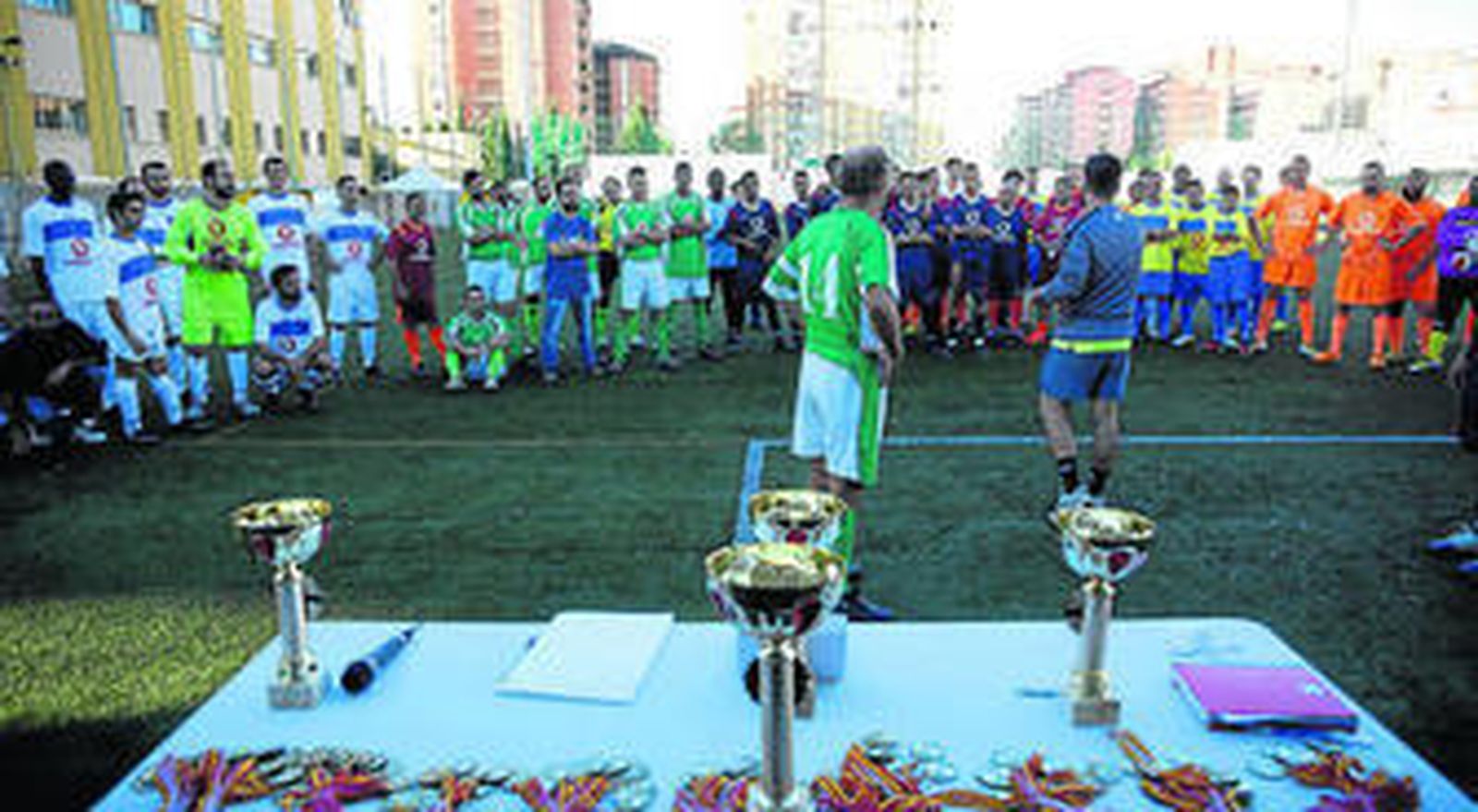 Los jugadores de los seis equipos antes de comenzar el torneo.