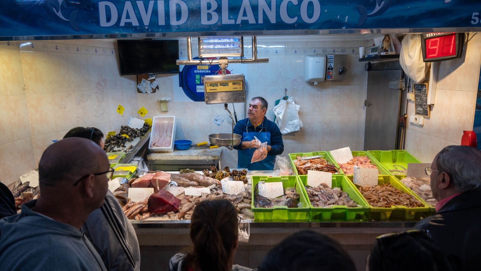De compras para las cenas de Navidad en el mercado Ingeniero Torroja