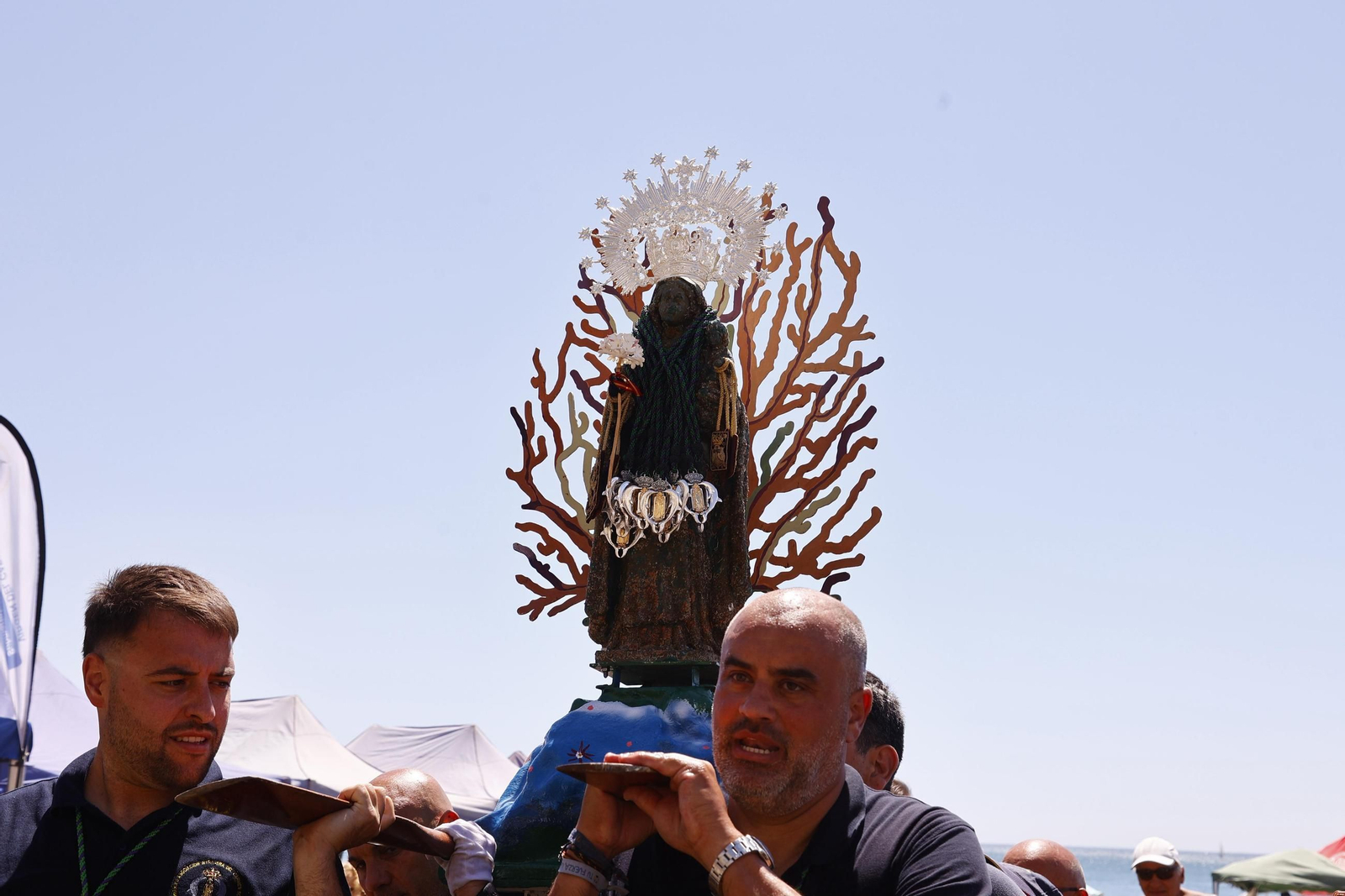 La procesión en Málaga de la Virgen del Carmen de los submarinistas, en imágenes