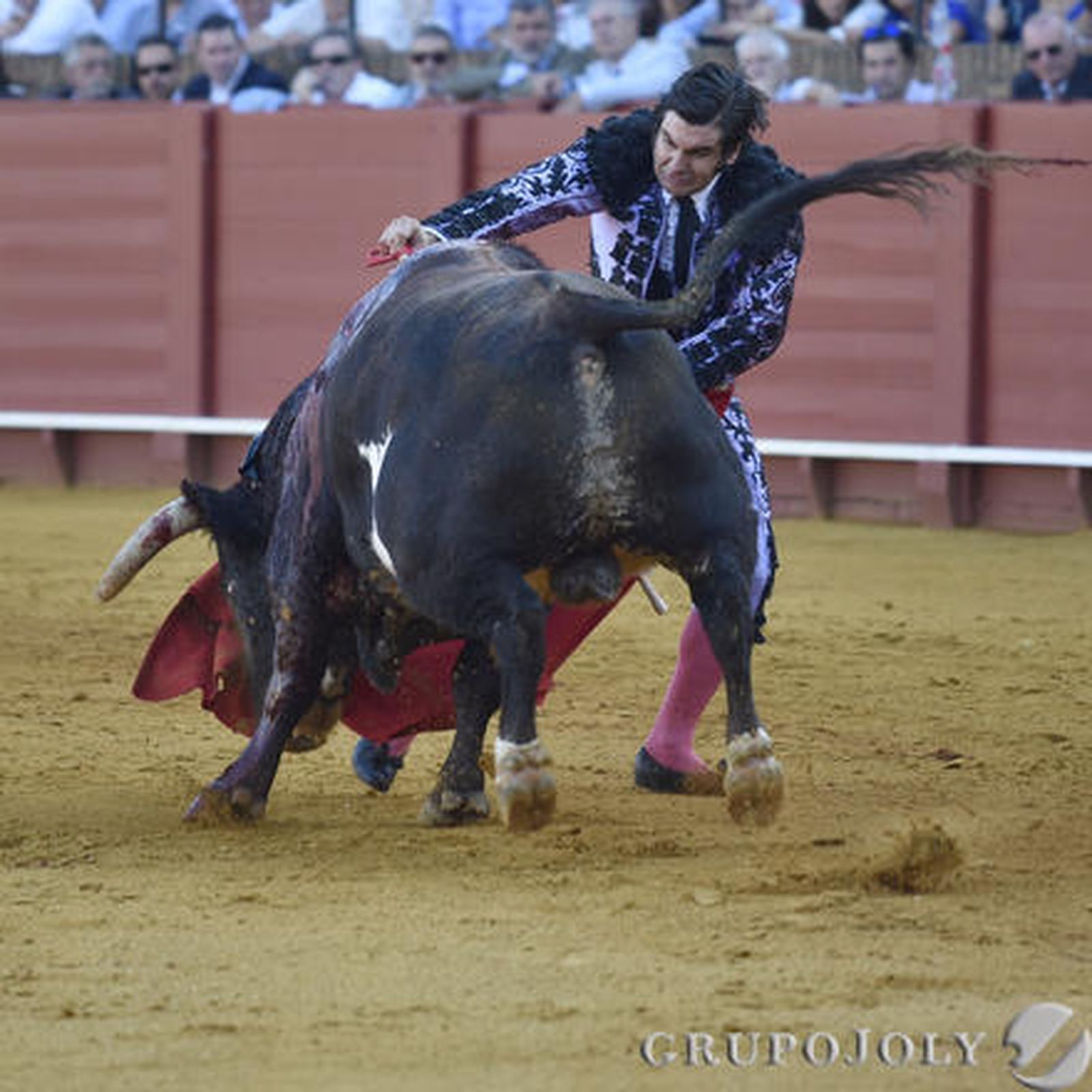 Morante de la Puebla en el primer toro./ Juan Carlos Vázquez