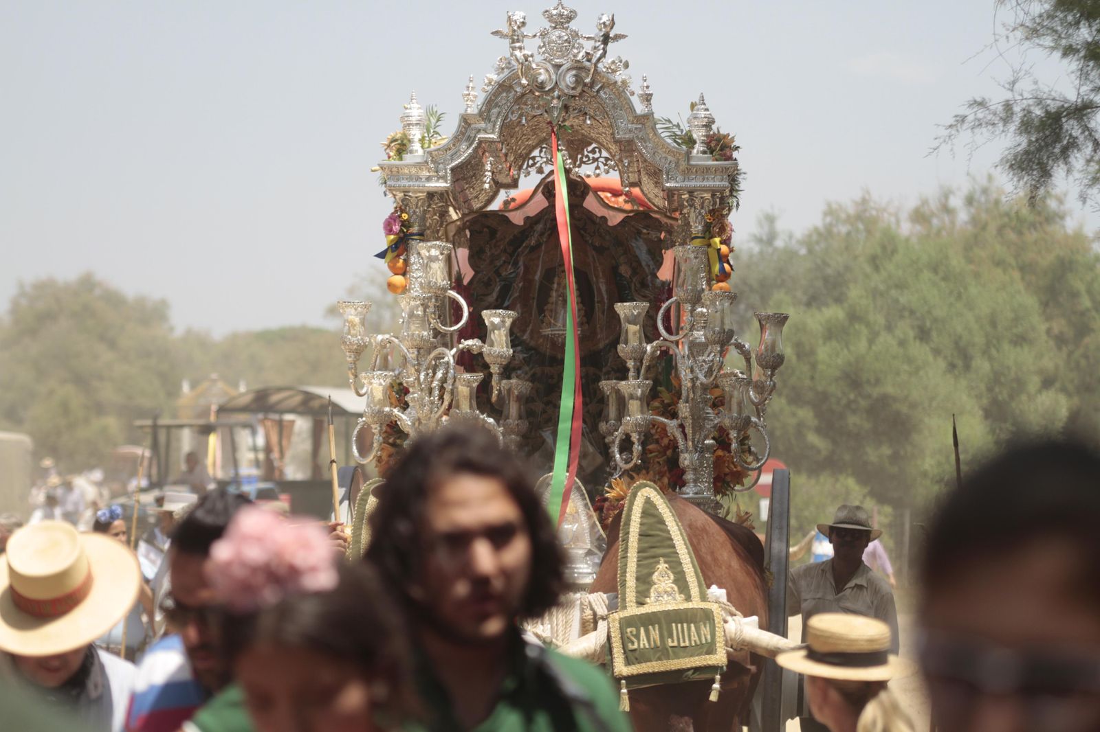 Las hermandades cruzando el puente del Ajolí, en imágenes