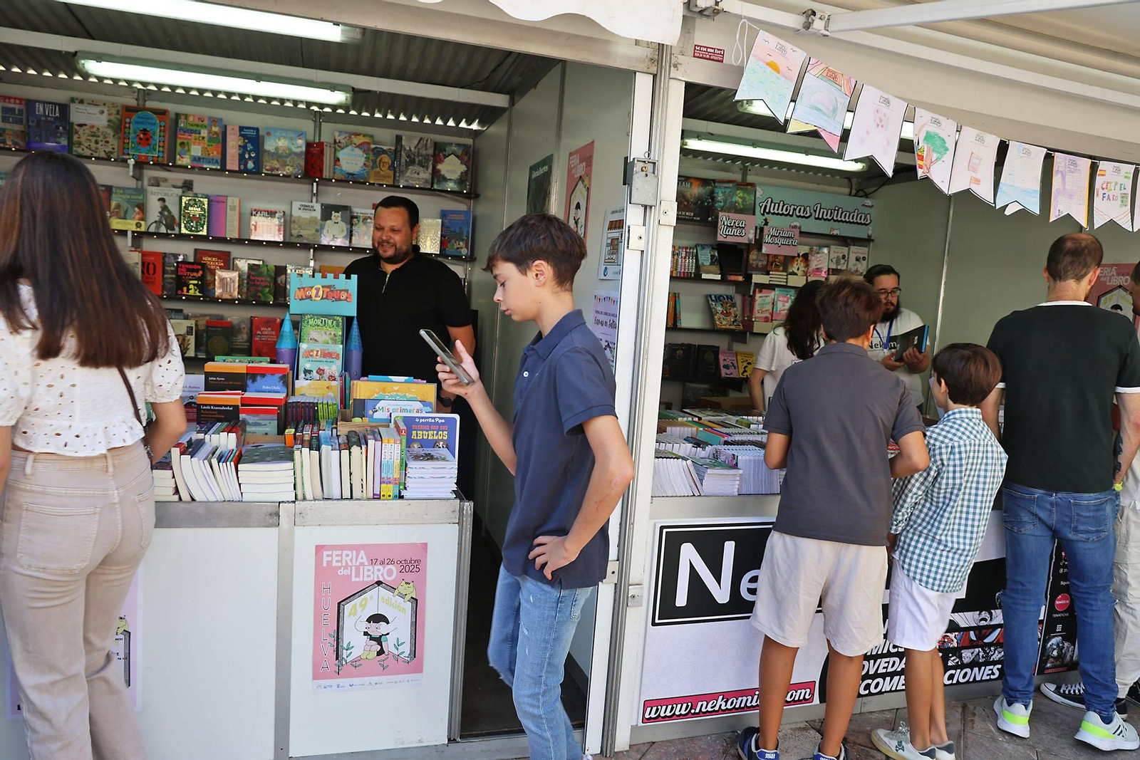 Imágenes del ambiente en la Feria del Libro de Huelva