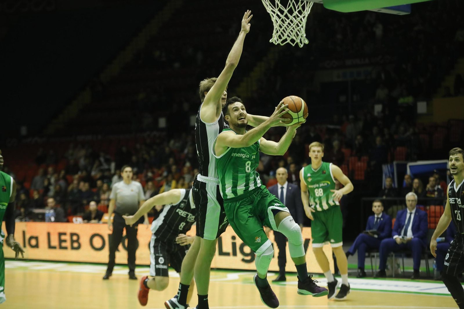El bético Lluís Costa realiza una entrada a aro pasado ante la defensa de Lammers.
