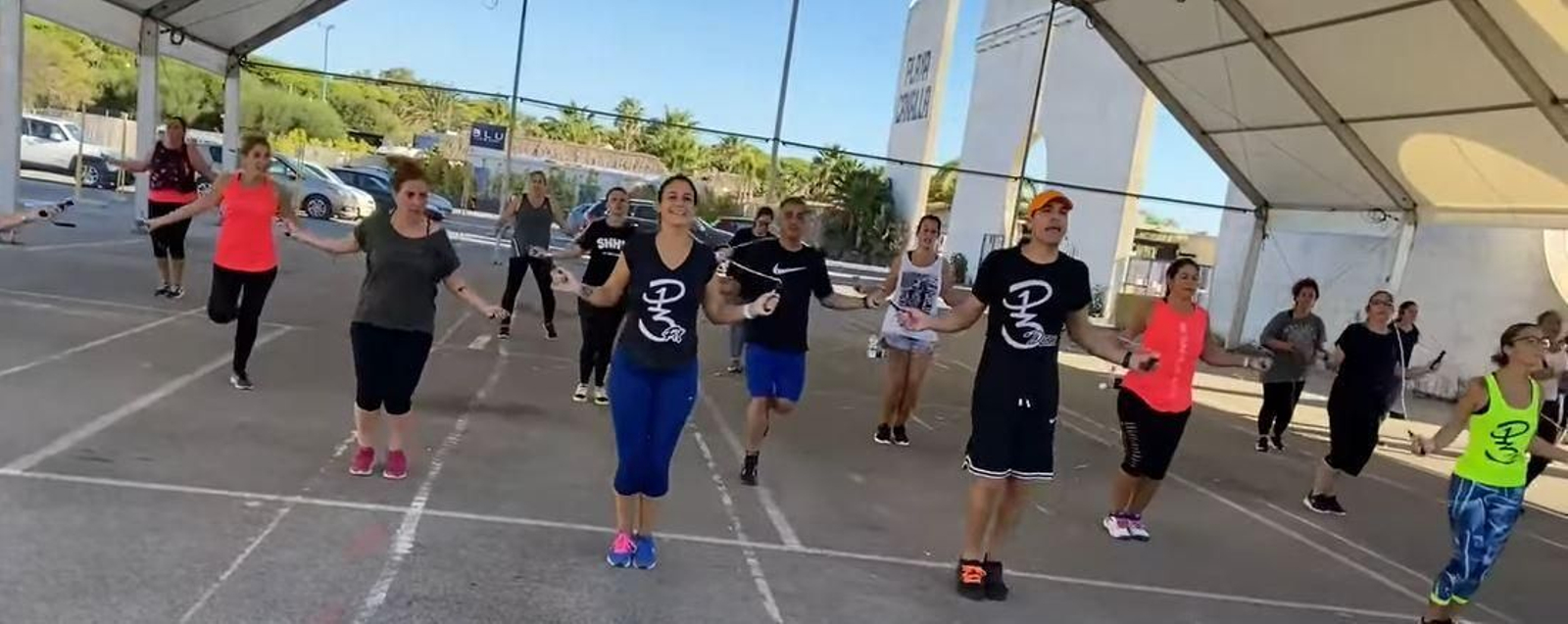 Una imagen de un grupo practicando el método P13Fit.
