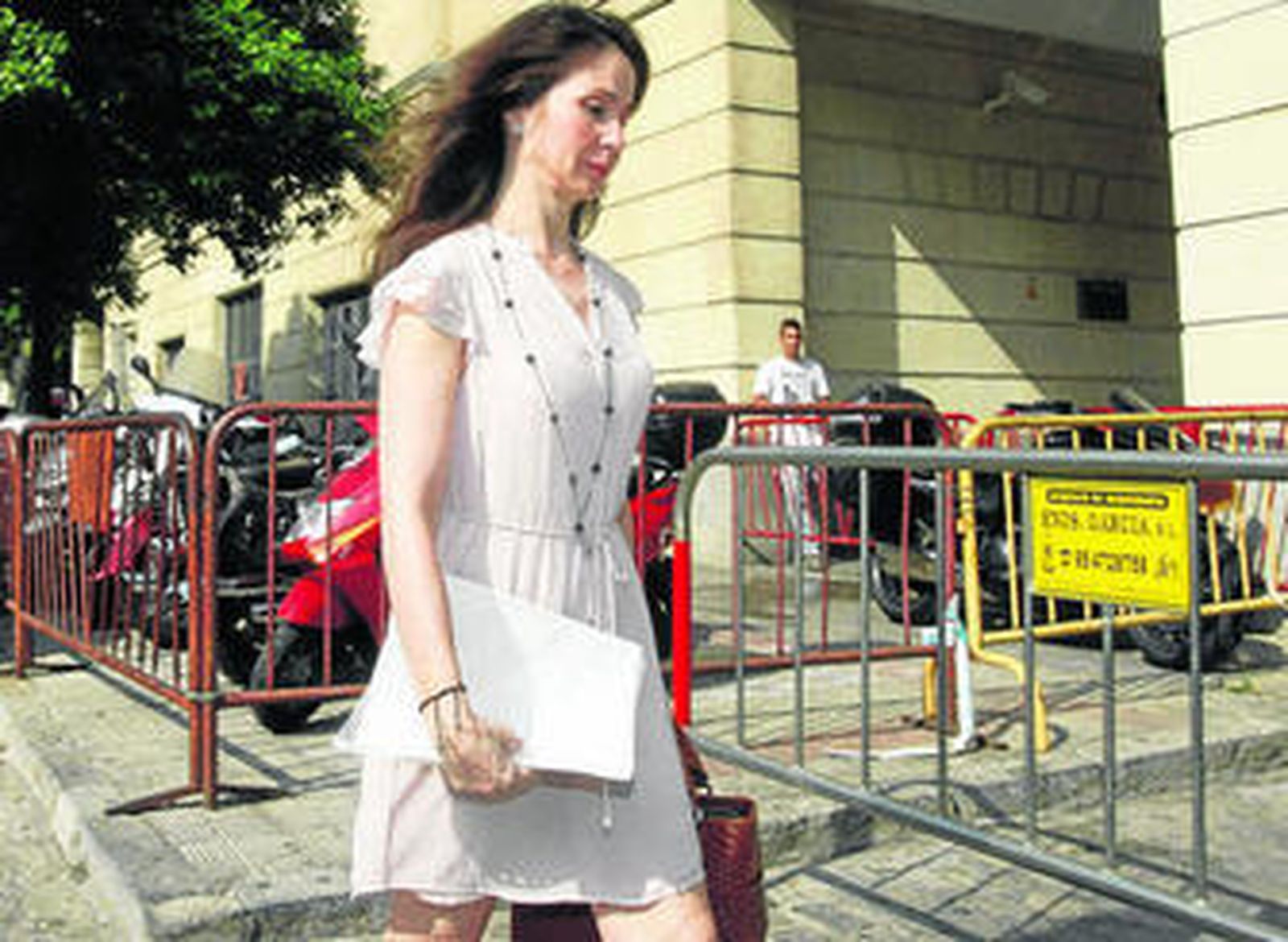 La juez Mercedes Alaya, fotografiada ayer a su llegada a los juzgados de Sevilla.