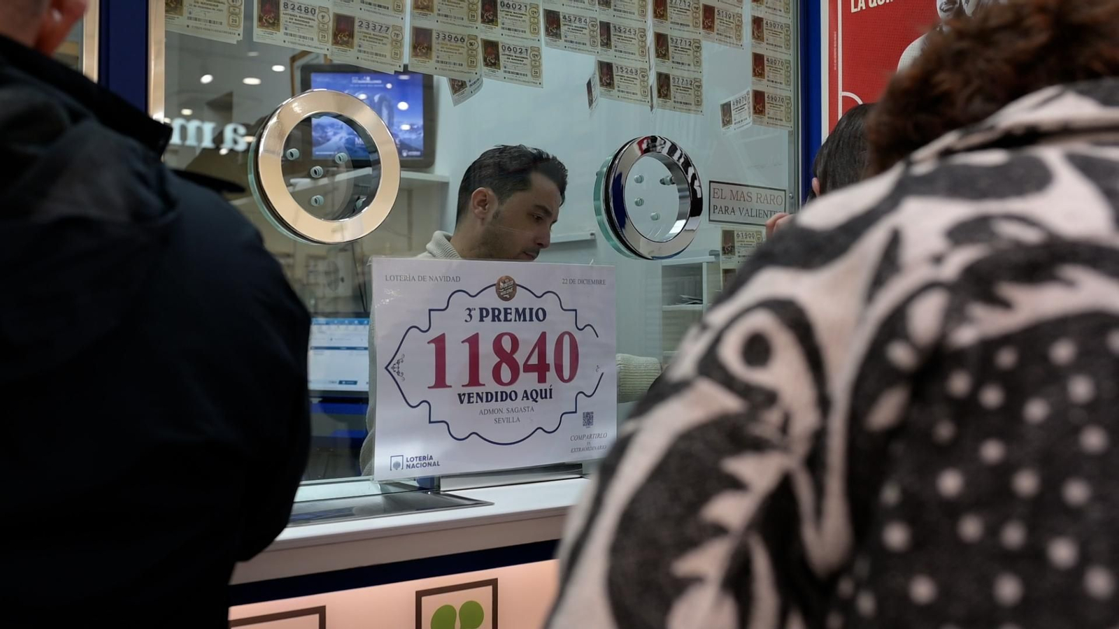 Rituales y números fetiche llenan las colas de la Lotería en Sevilla